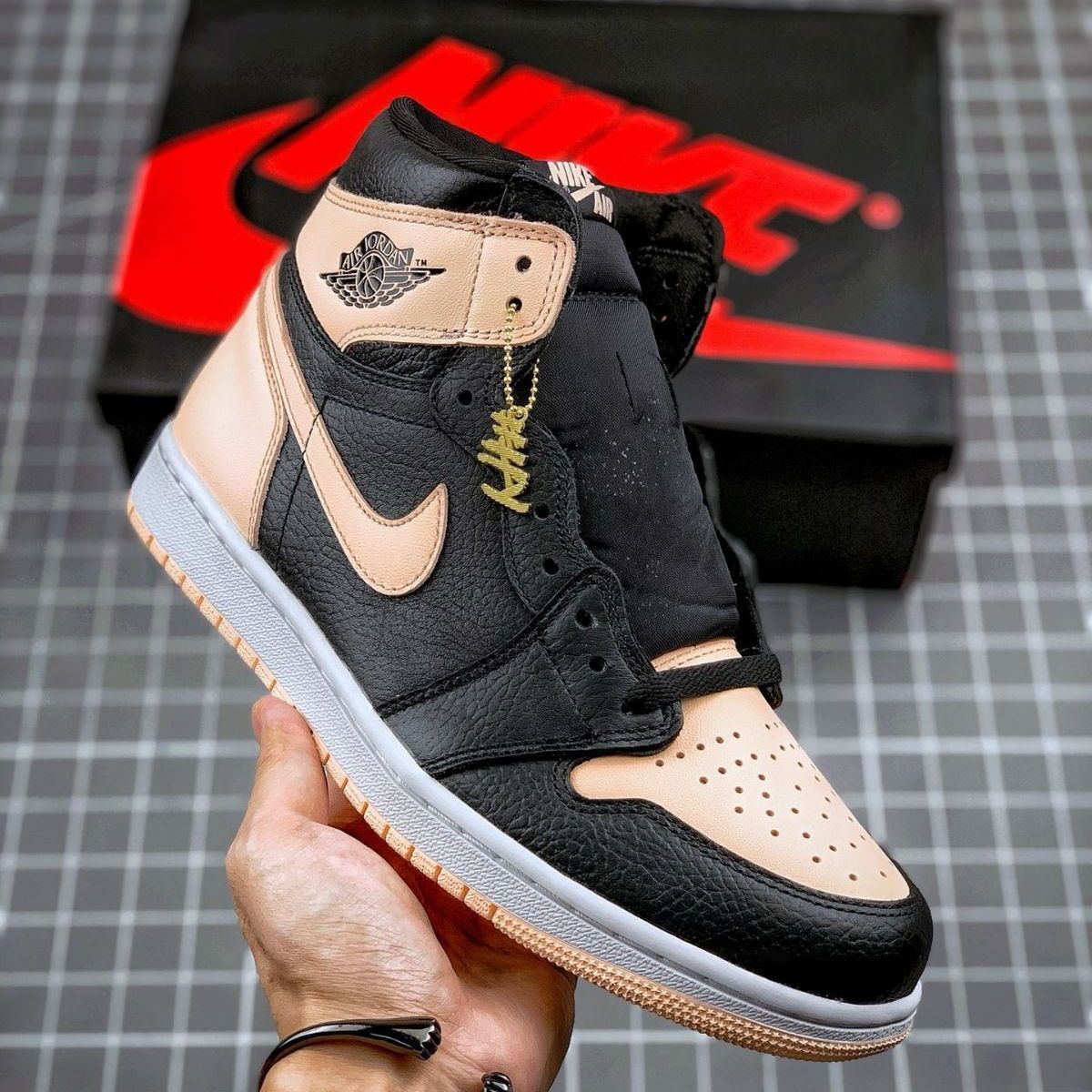 値下げ ナイキ スニーカー Nike Air Jordan 1 Retro High Crimson Tint バスケットボールシューズ 男女兼用 未使用