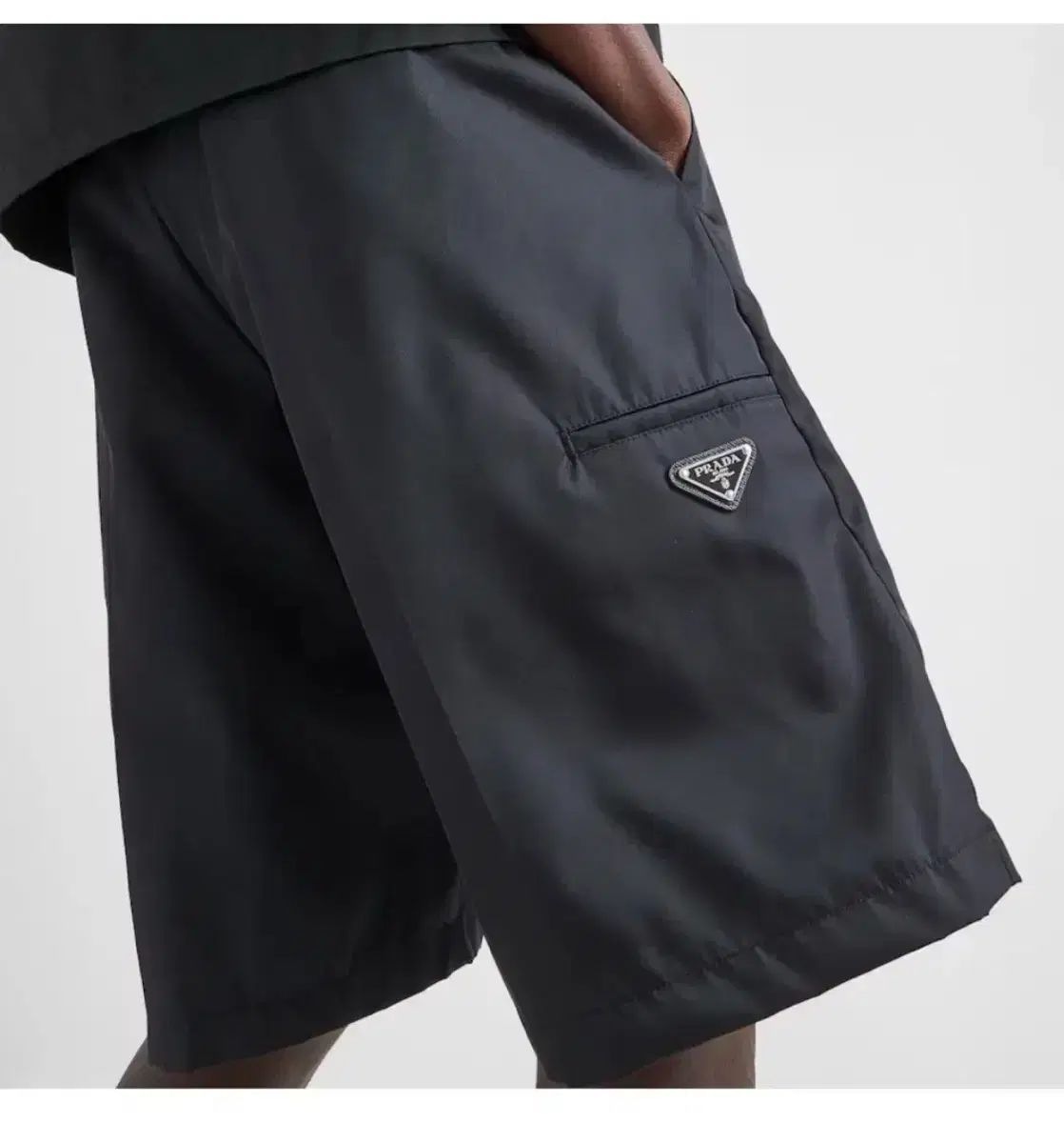 美品⭐️PRADAプラダ リナイロン ギャバジン バミューダ パンツ 黒 PRADA(プラダ) リナイロン バミューダ パンツ 黒 48 サイズ