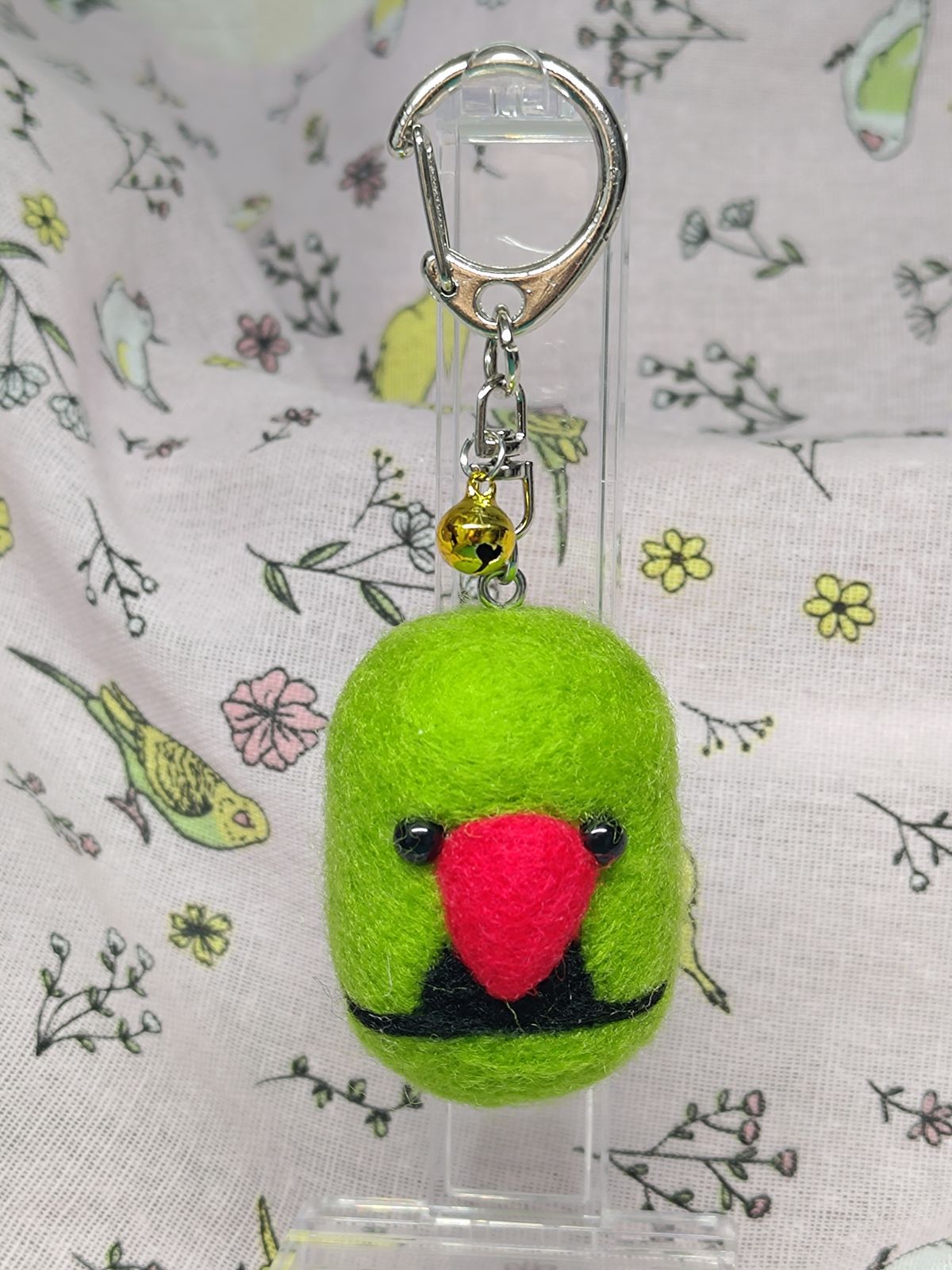 羊毛フェルト　ハンドメイド　ドアからワカケホンセイインコ 羊毛フェルト ハンドメイド ドアからワカケホンセイインコ