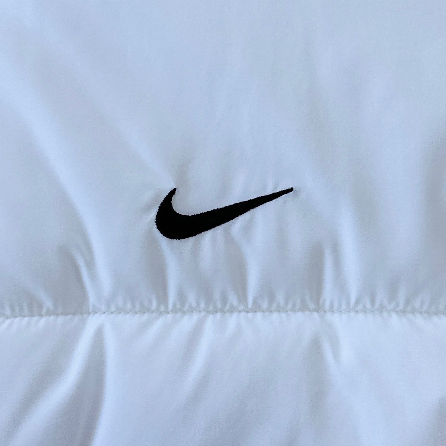 ナイキ ダウンベスト ワンポイント スウッシュ 刺繍ロゴ ホワイト NIKE 