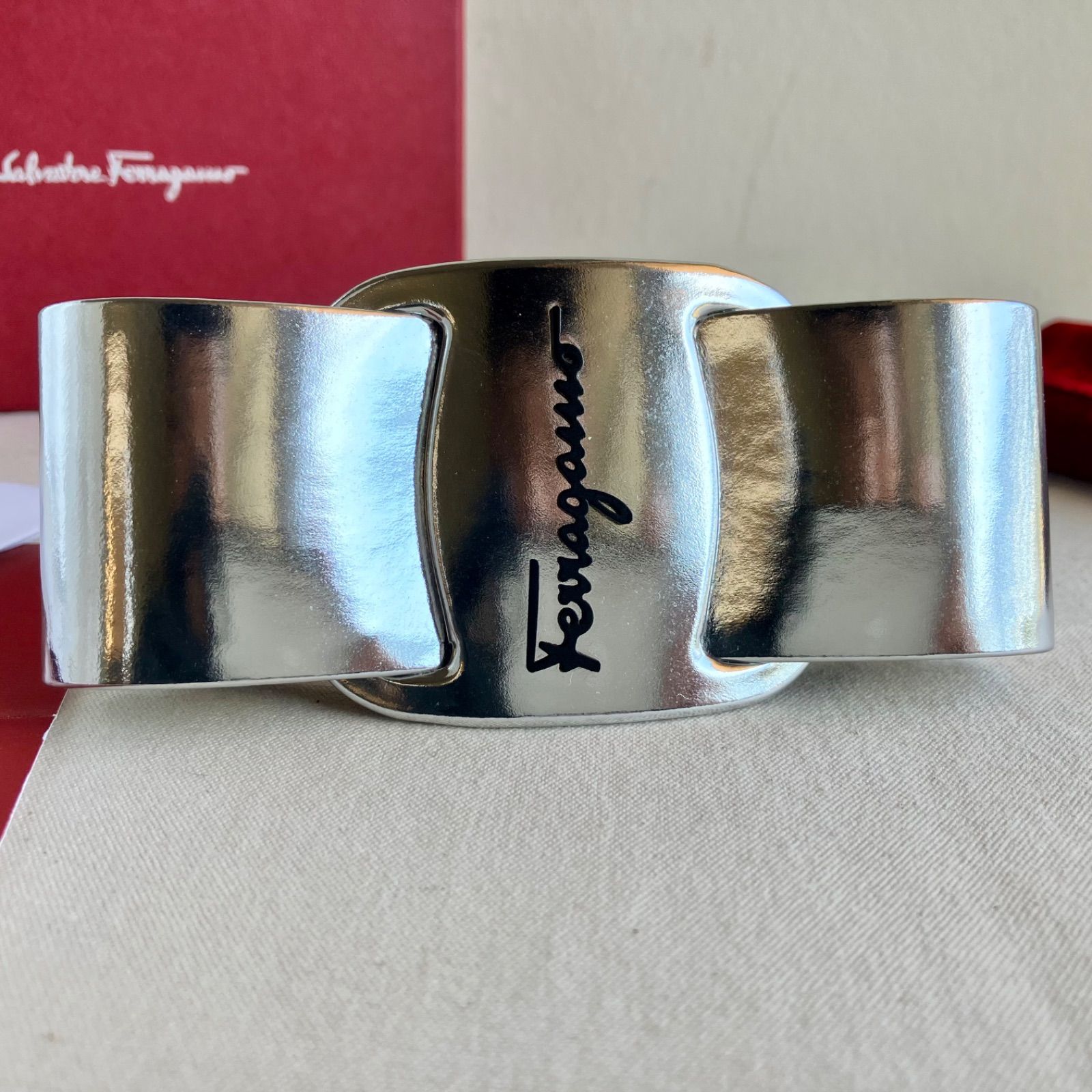 美品 Ferragamo フェラガモ ヴァラリボン バレッタ 髪留め 箱付き Salvatore Ferragamo ヴァラリボン バレッタ 髪留め ブラック系