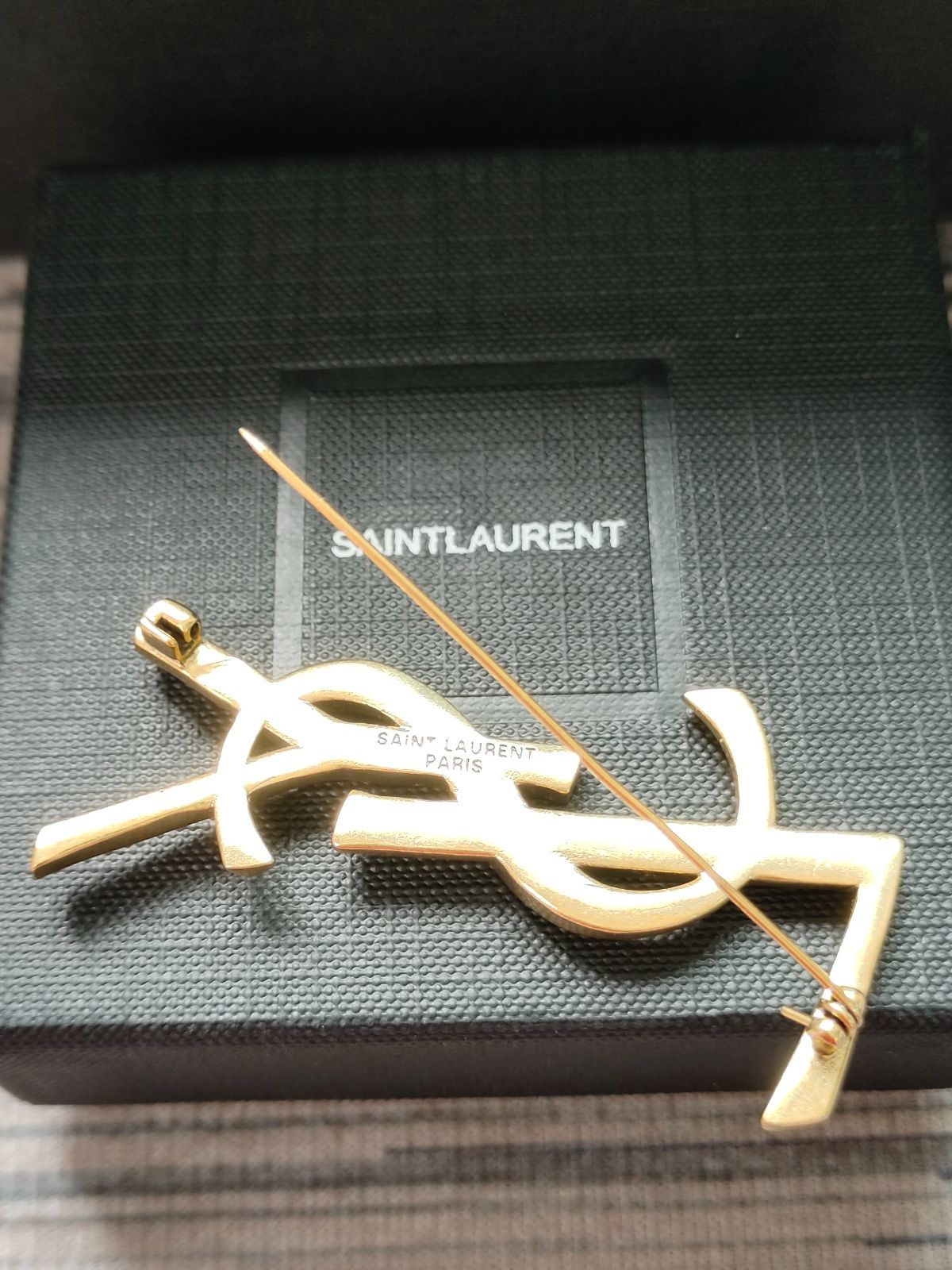 美品Saint Laurent(サンローラン)ブローチアクセサリーゴールド箱と紙袋あり極🌟美品💞可愛いஐお得な特典のお知らせ