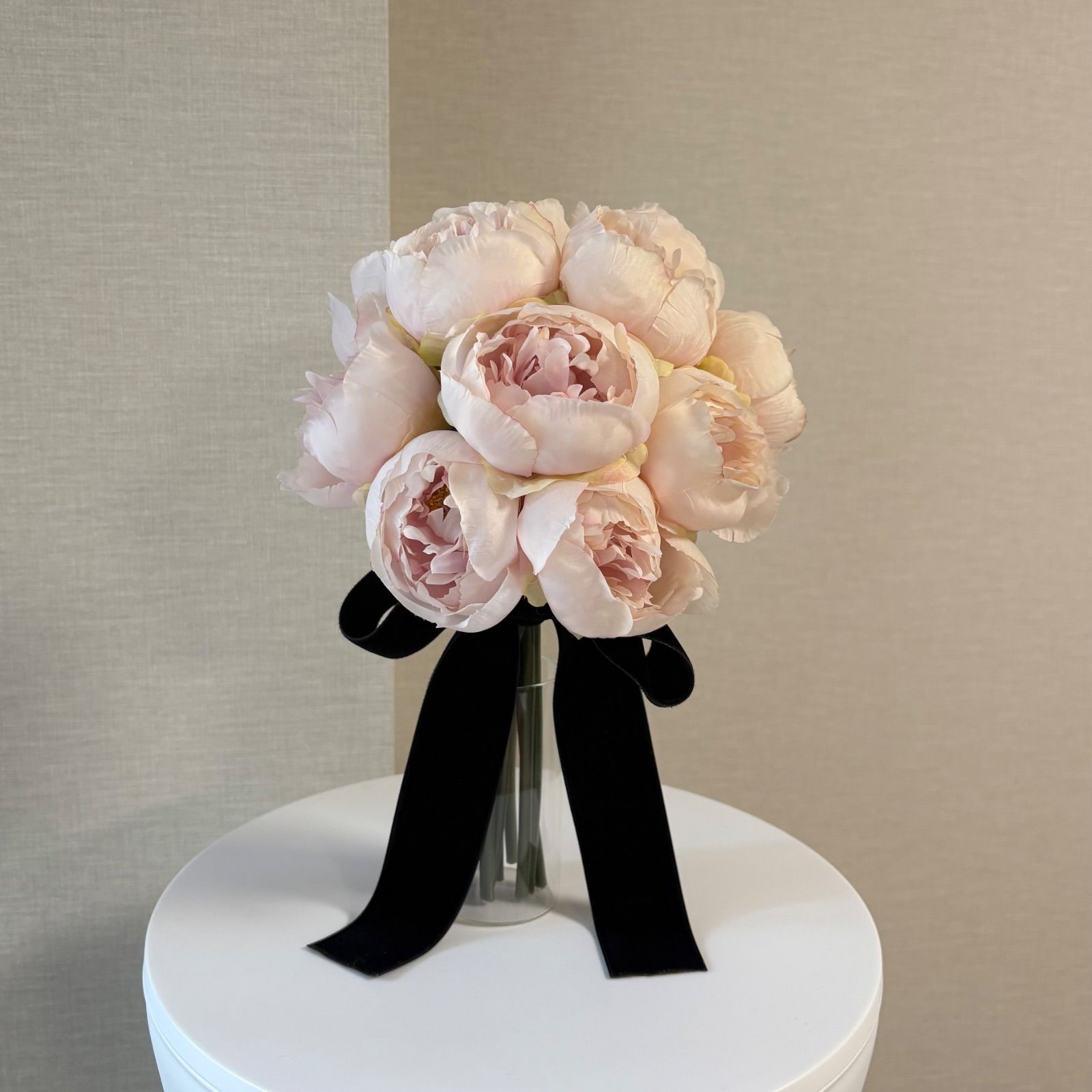 32. ブートニア付 ピンク薔薇×黒ベルベットリボン ウェディングブーケ