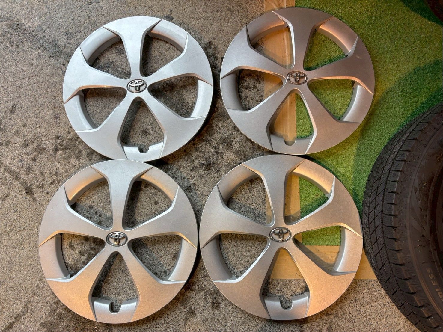 スタッドレスタイヤ純正ホイールセット ホイールキャップ付き