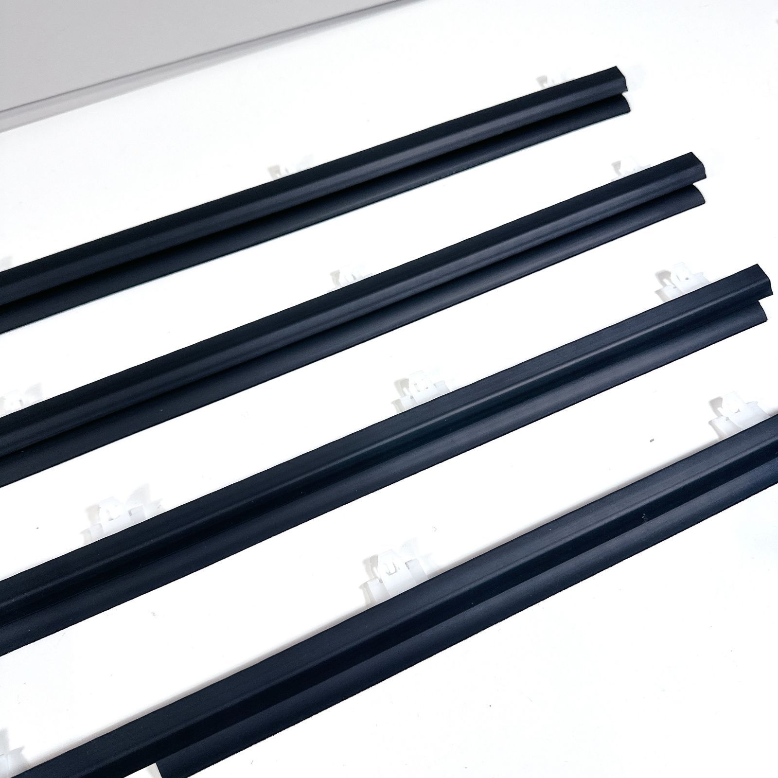 新品未使用】70系ランクル フロントドアウェザーストリップ 左右