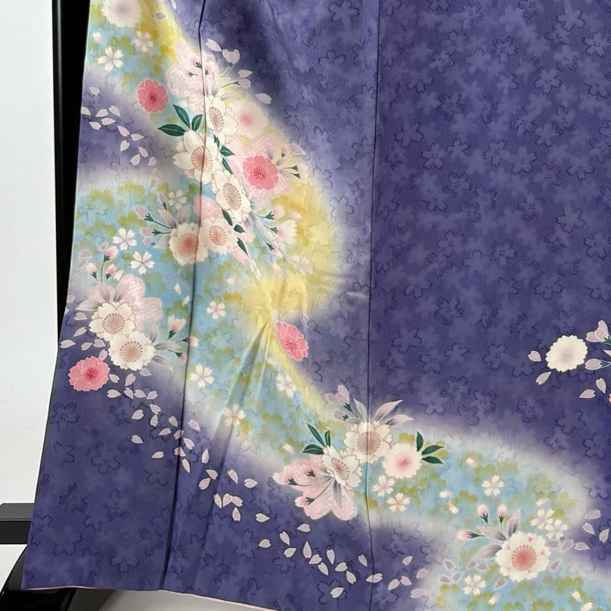 美品 桜 着物 正絹“春空に花びらを遊ばせて晴れを歌う桜”長襦袢 4929 振袖 身丈166cm 裄丈66.5cm M 袷 桜 花びら 金彩 ぼかし 紫 正絹