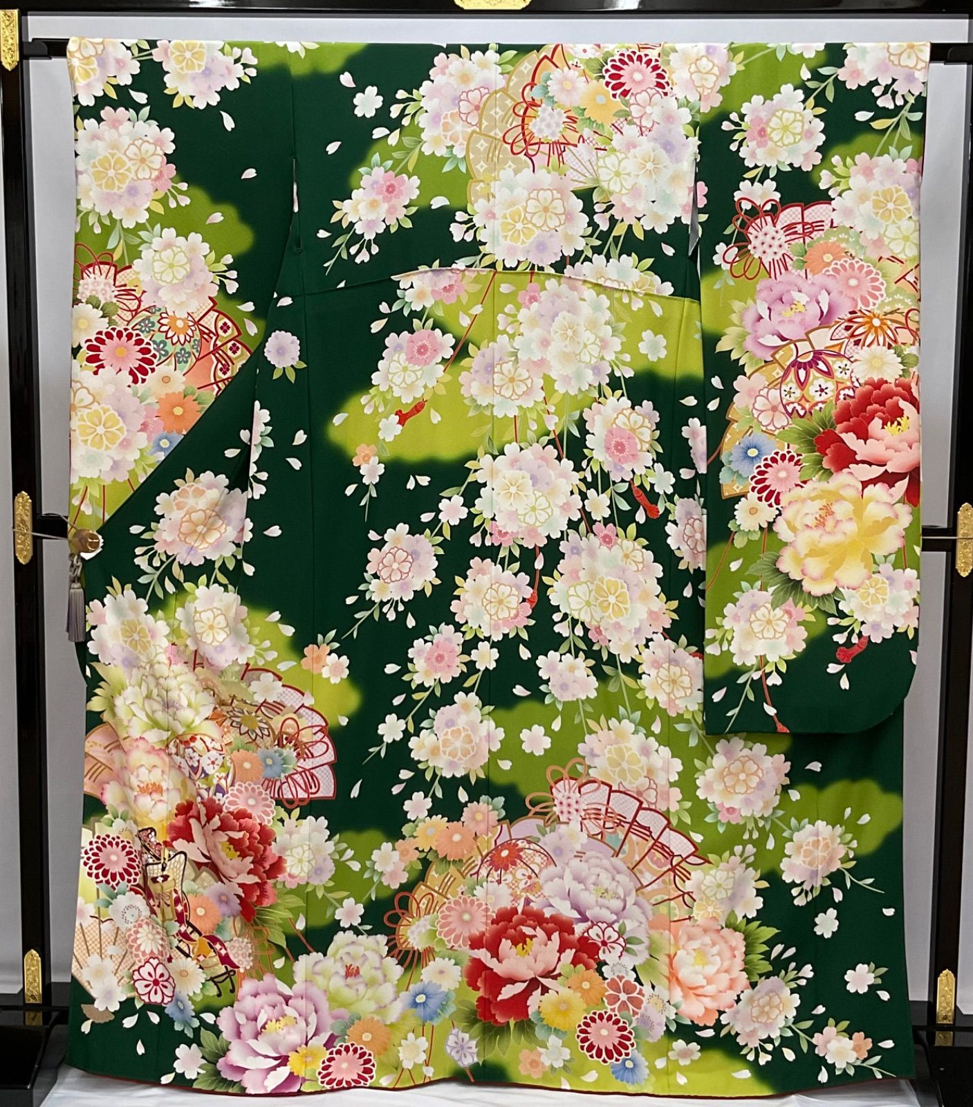 振袖　グリーン系　牡丹　御所車　鞠　扇　刺繍　正絹 振袖グリーン系牡丹御所車鞠扇刺繍正絹