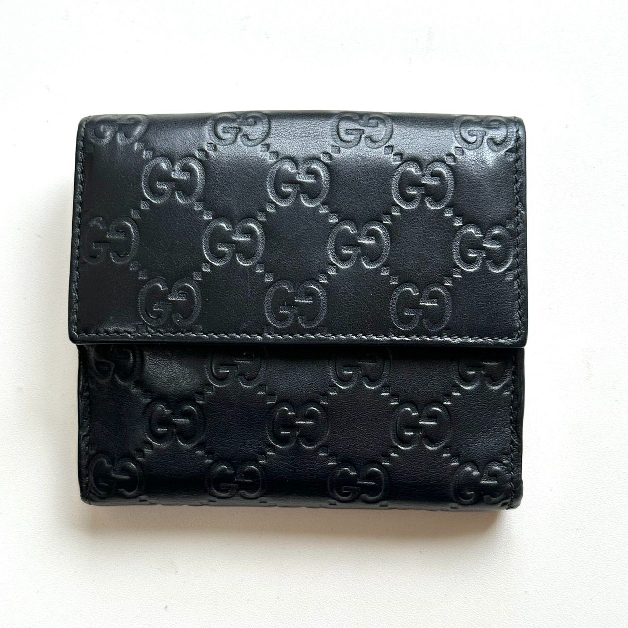 アキライト【美品】GUCCI グッチ　二つ折り財布　グッチシマ　ブラック GUCCI グッチ 二つ折り財布 レディース GGマトラッセ ブラック