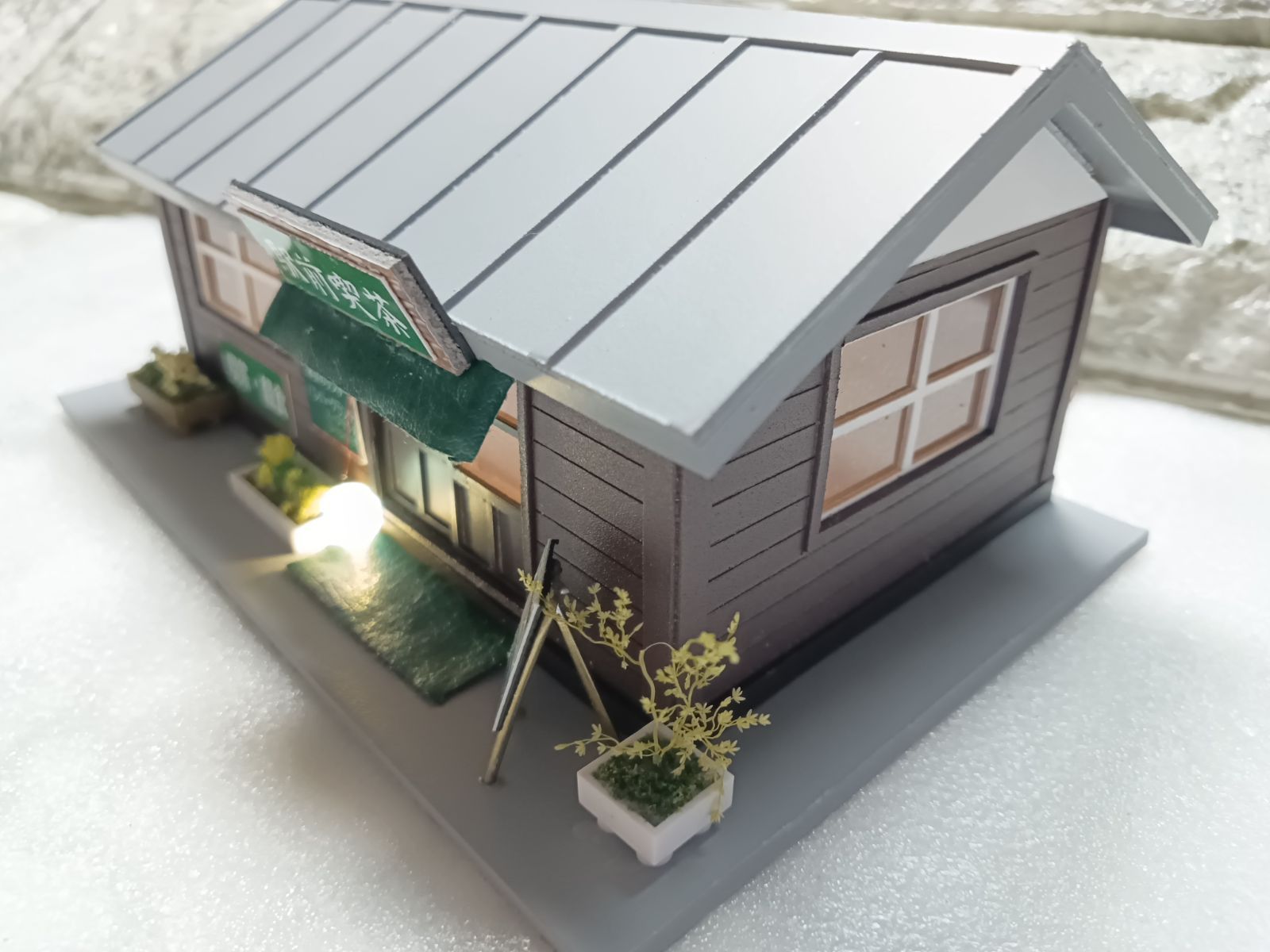 HOゲージ 夜景 着色品 ストラクチャー 緑の駅前 喫茶店 照明付き建物 完成品 LNAILSPERTH_COM