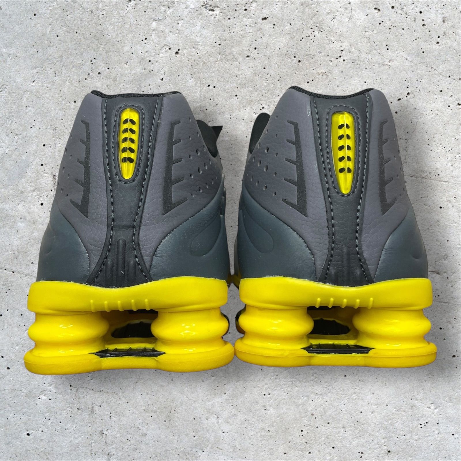定価:23100円 NIKE SHOX R4 SE VAST GREY/BRIGHT CITRON-LT GRAPHITE