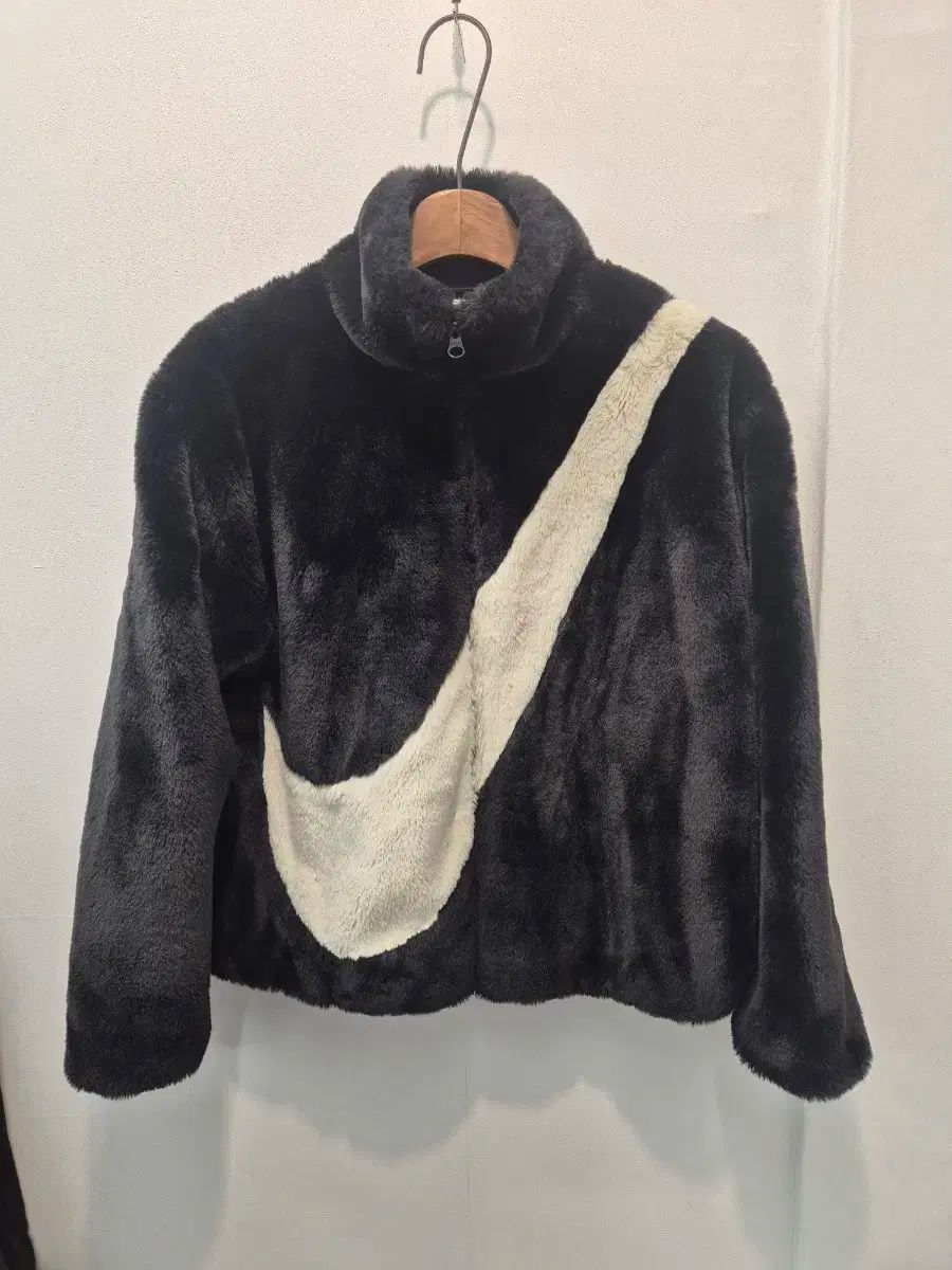 ナイキ スウッシュ ブラック ファー ジャケット