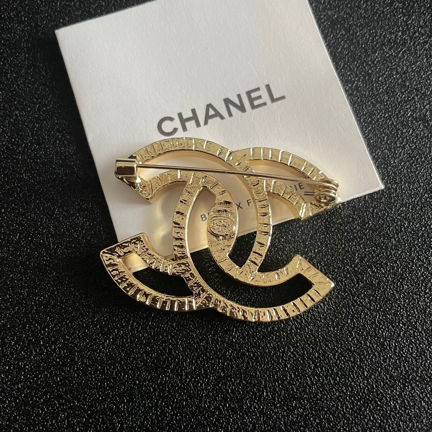 今日特価】CHANEL 最新モデル ブローチ 女性向け マルチウェア