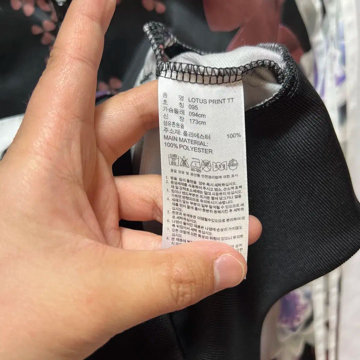 アディダス