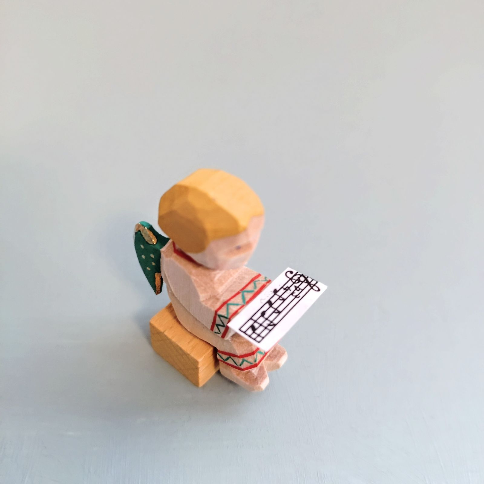 ドイツ ヘルビッヒ工房 座って歌う天使 Red ドイツ工芸品 木製 ヘルビッヒ工房 彫刻