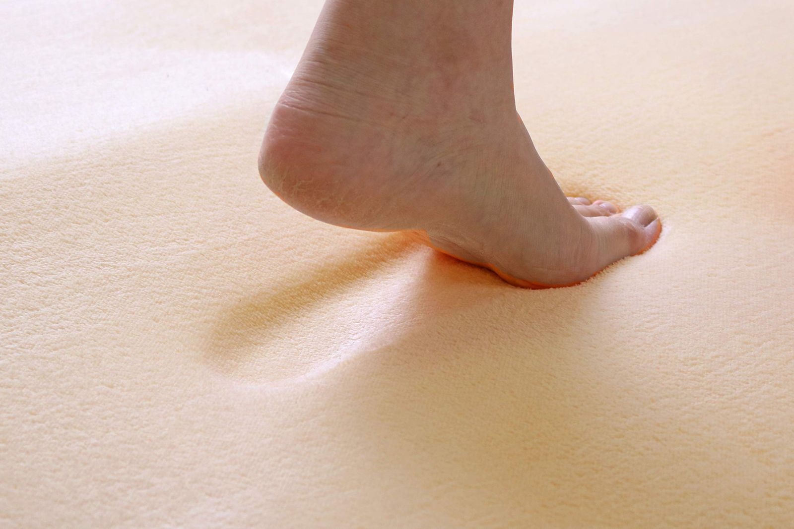 フリーリー ラグ カーペット 厚手 130×190 低反発 18mm 防音 ラグマット 滑り止め付 サイズ S無地 ベージュ