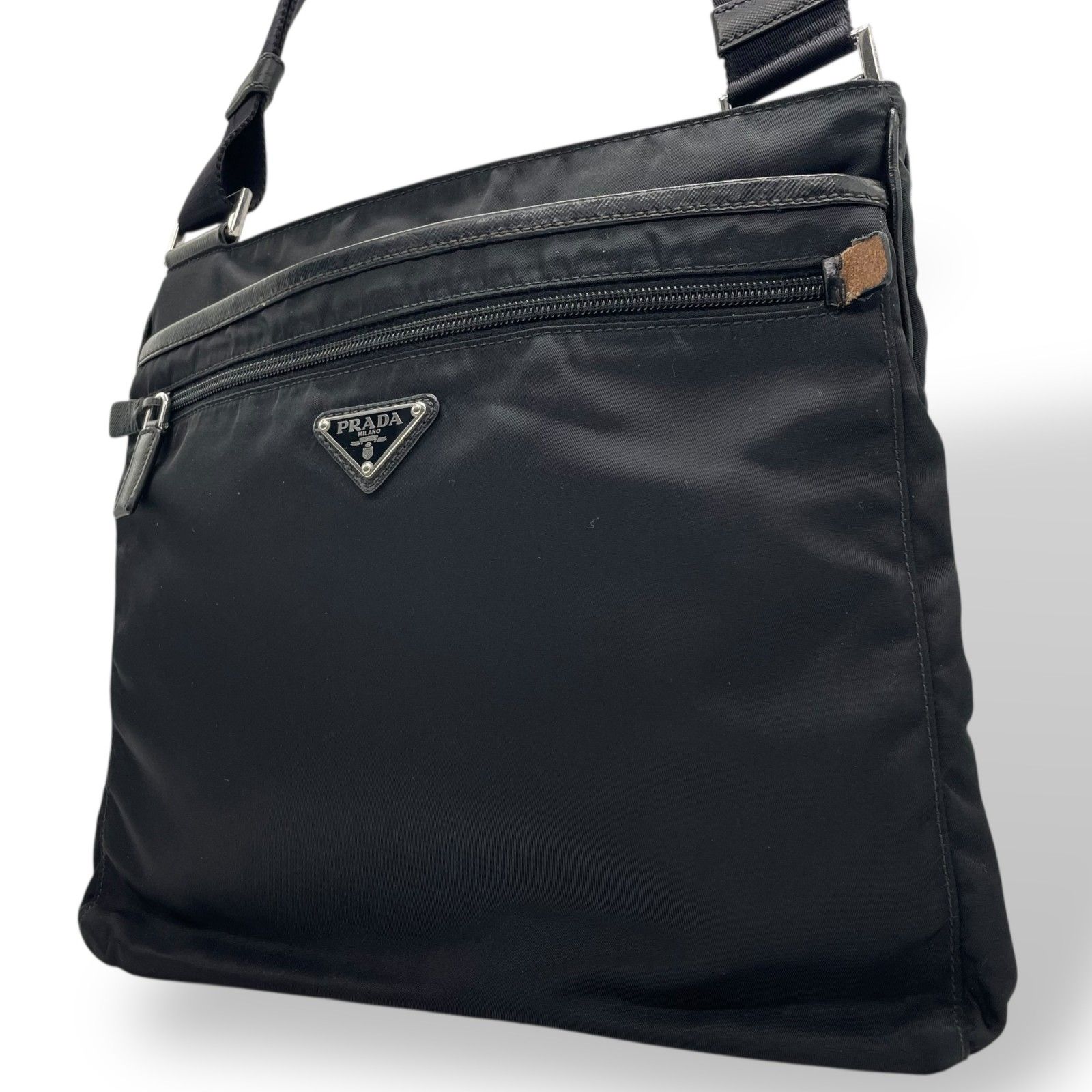 プラダショルダーバッグ斜め掛けシルバー金具三角ロゴナイロンブラック