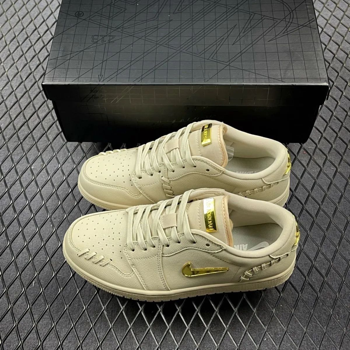 Nike WMNS Air Jordan 1 Low Method Of Make "White/Gold" ナイキ ウィメンズ エアジョーダン1 ロー メソッド オブ メイク "ホワイト/ゴールド"