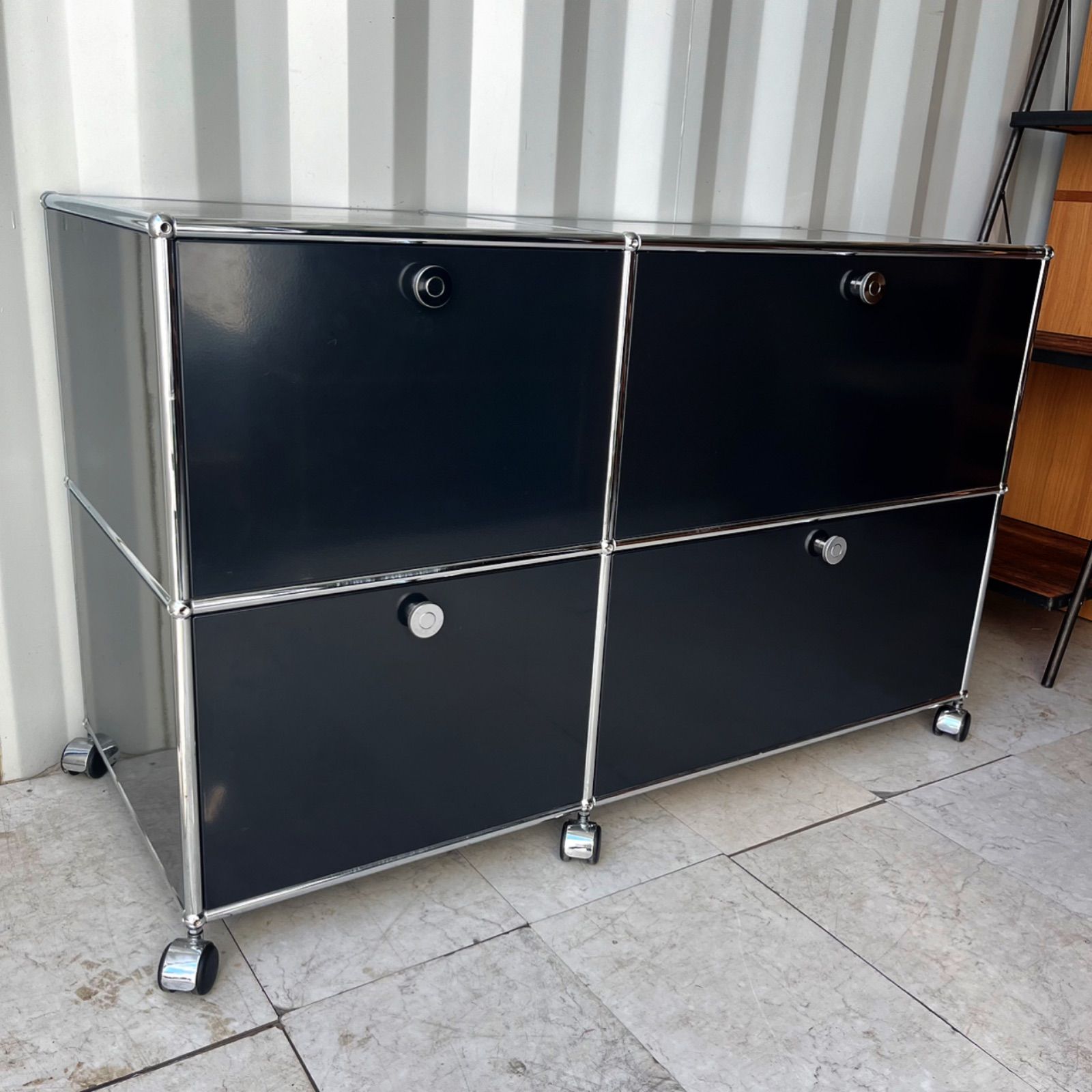 取付無料！USMハラー 2列2段 ブラックモダン キャスター付きキャビネット✨ 取付無料！USMハラー 2列2段 ブラックモダン キャスター付き