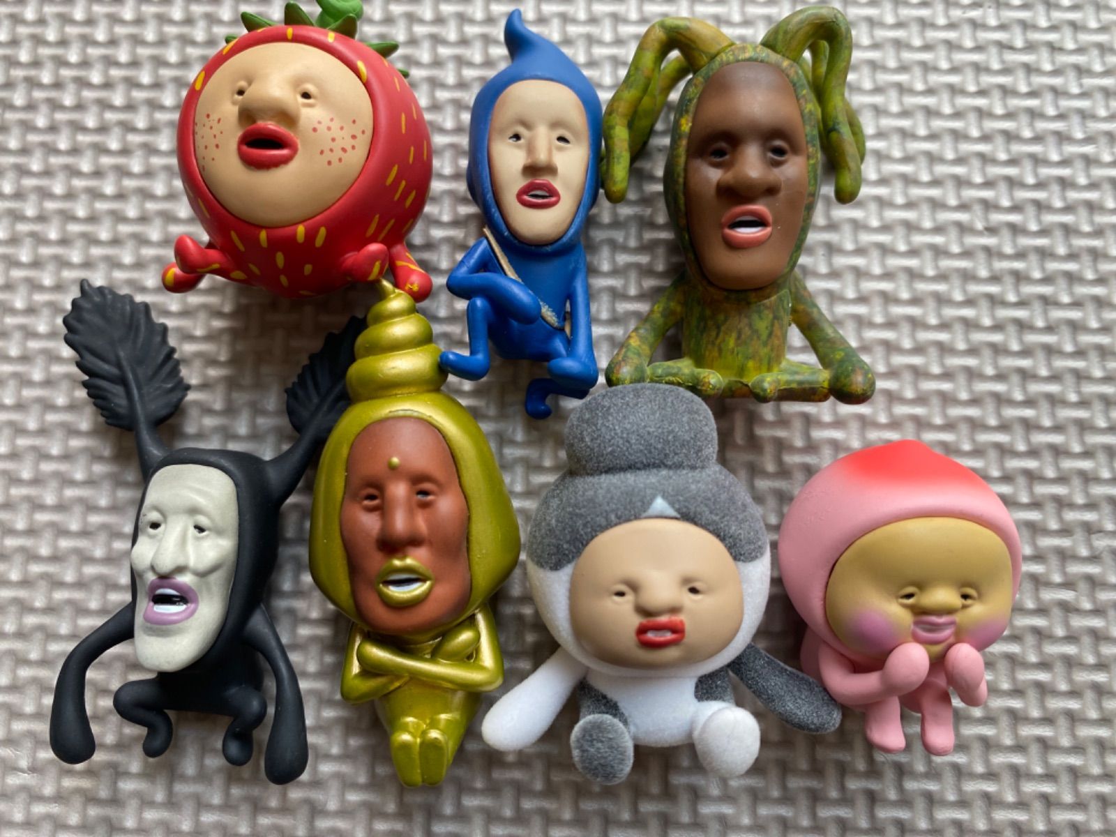 コンプリート こびとづかん カプセルトイ ガチャガチャ ガチャ おすわりマスコット 2 こびと図鑑 こびとずかん こびと イチゴクレナイ シノビイエコビト バイブスマダラ アラシクロバネ タカラコガネ カクレケダマ カクレモモジリ ガシャポン