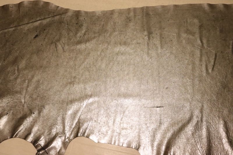 シルバー 156ds コンビヌメ革 牛革 イタリア レザー 箔貼り加工 はぎれ 一枚革 レザークラフト 革 皮 本革 diy 生地 材料