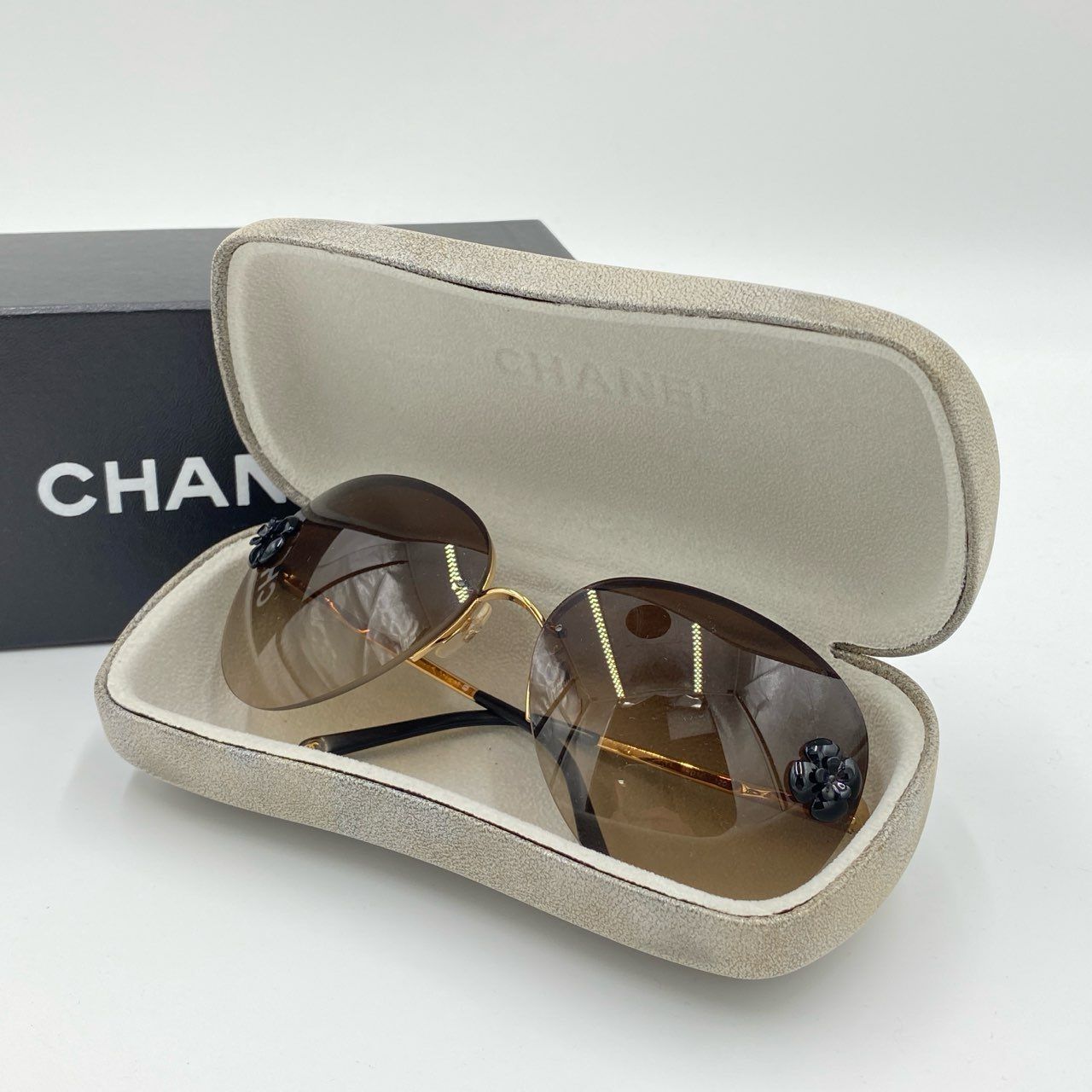 CHANEL サングラス カメリア ブラウングラデーション　希少品 i4 CHANEL シャネル カメリア グラデーション ティアドロップ