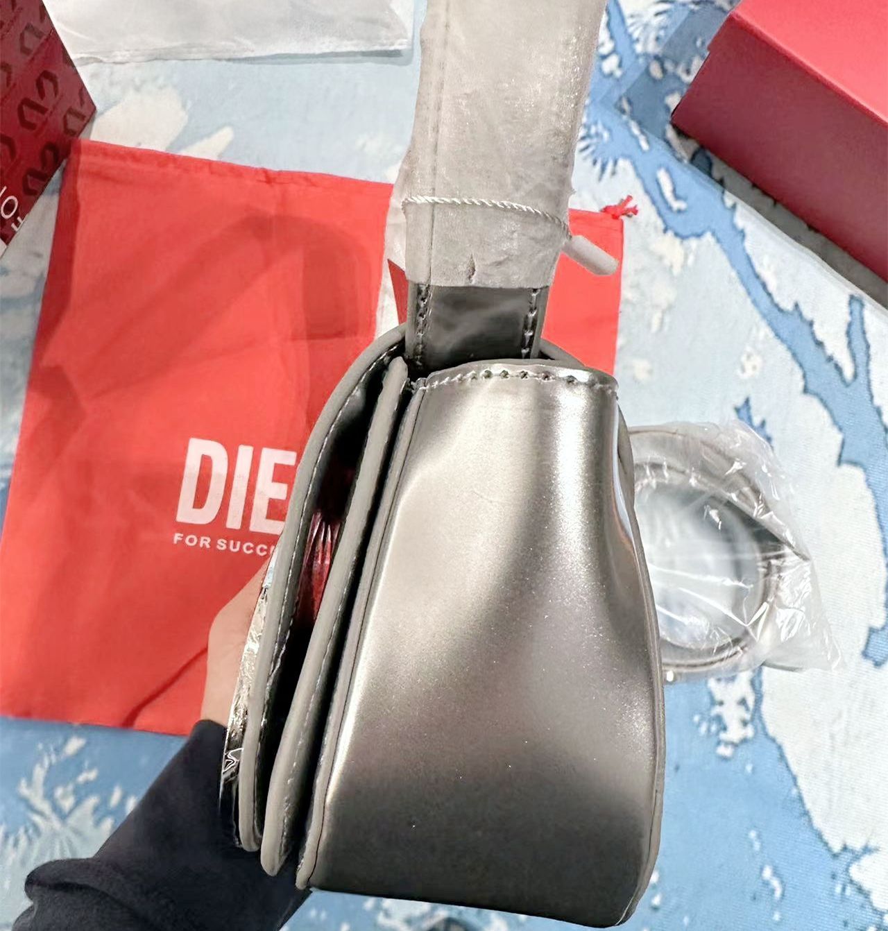 大人気】Diesel ディーゼル 1DR キャンバス ショルダーバッグ シルバー