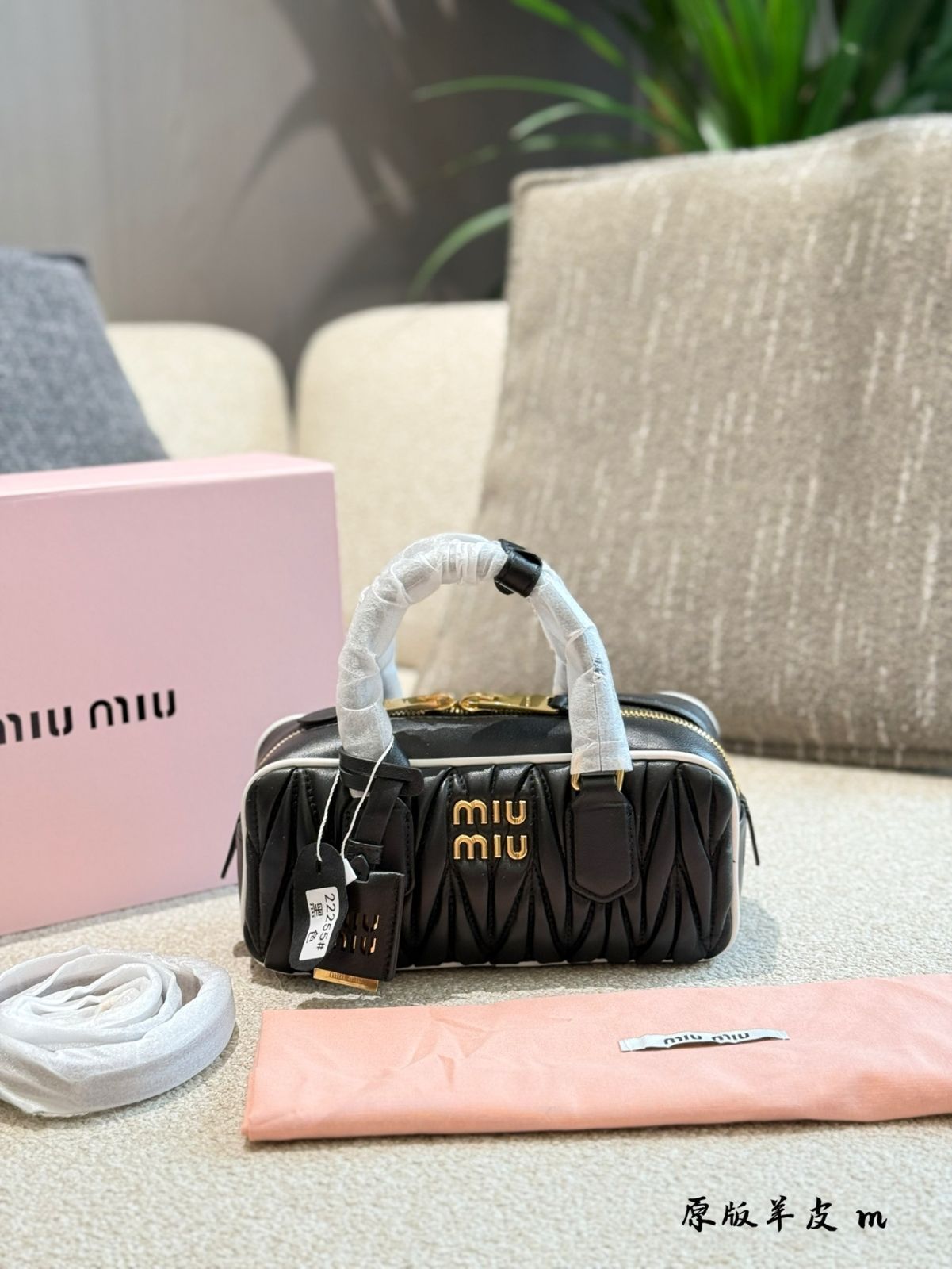 美品 miumiu ボウリングバッグです 22cm 今日特価】miumiu ボウリングバッグ / キャンバスオフィスバッグ