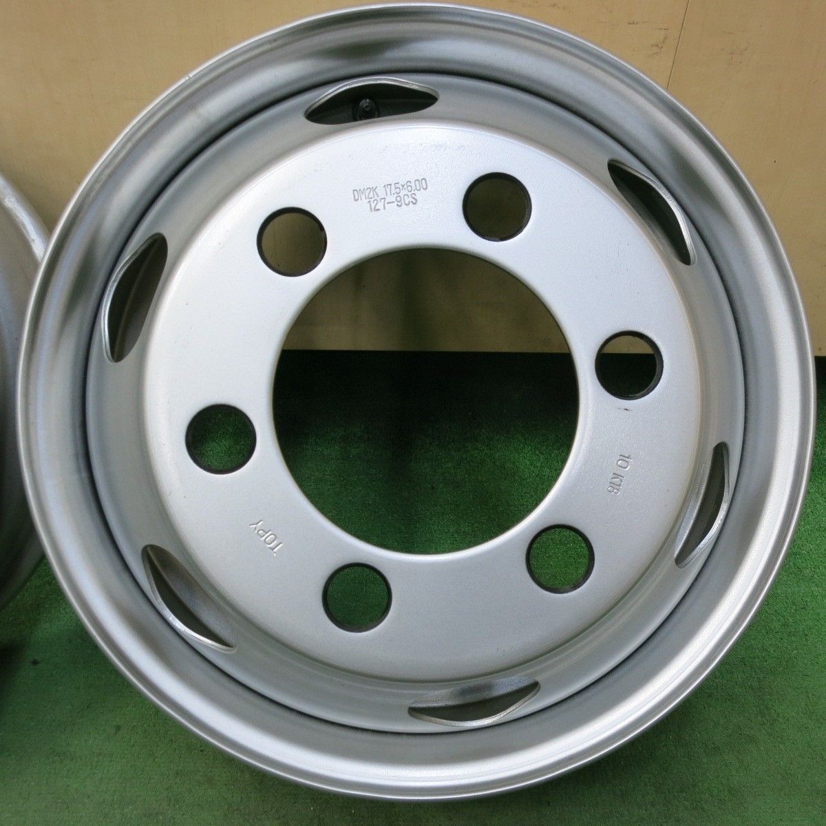 TOPYスチールホイール7本　DM3N17.5×6 127-9CS新車外し 送料無料] 新車外し！ほぼ未使用！6本☆トラック TOPY スチール