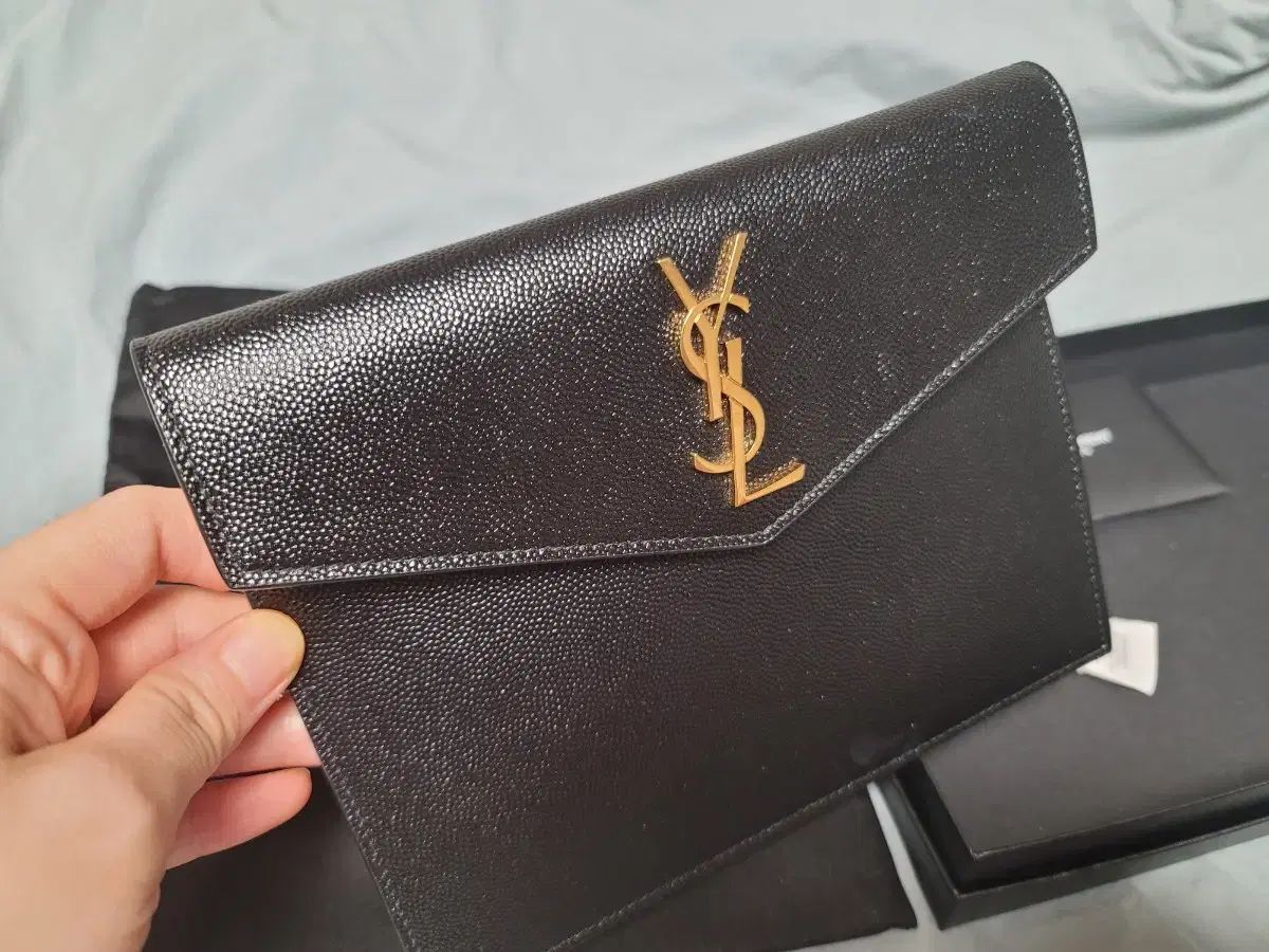 サンローラン カサンドラ モノグラム アップダウン エンベロープ クラッチバッグ