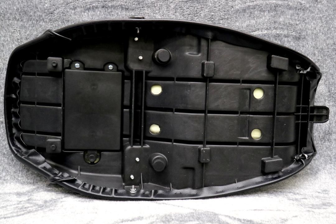 ゼファー４００　後期　Ｚ２仕様　シート　黒　皮　/あんこ抜き 完成品 ゼファー400 後期 Z2仕様 シート 黒 皮 /あんこ抜き 完成品 - メルカリ