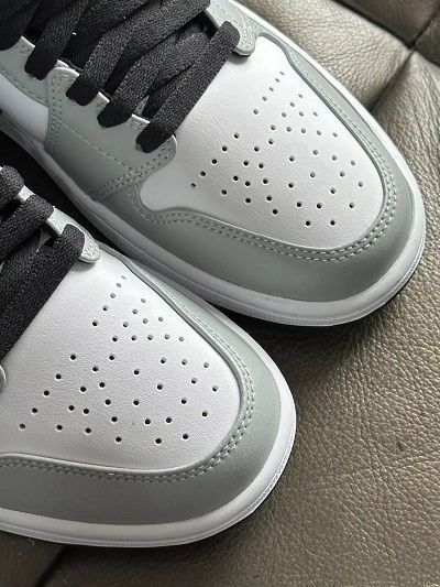 新品 NIKE ナイキ スニーカー ナイキ エア ジョーダン 1 ロー ライト スモークグレー/ジム レッド ホワイト メンズ スニーカー NIKE AIR JORDAN 1 LOW 553558-030 メンズ レディース 正規品