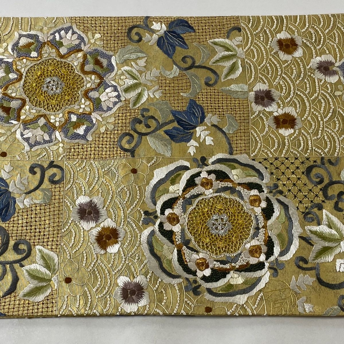 袋帯 美品 逸品 華文 花唐草 金銀糸 刺繍 ベージュ 六通 正絹