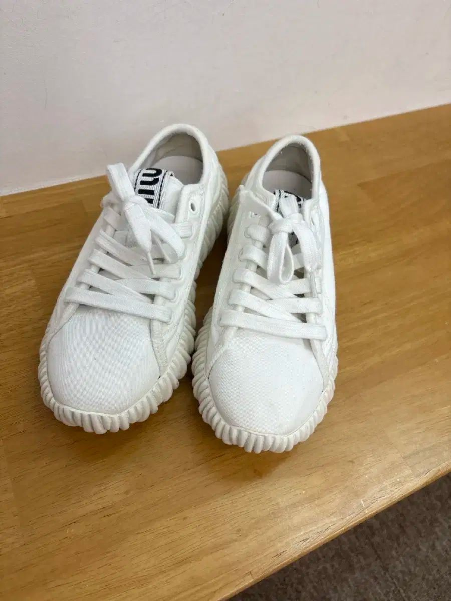 miumiuスニーカー　36 MIU MIU - 新品そっくりさん⭐miumiuミュウミュウ 厚底レザー