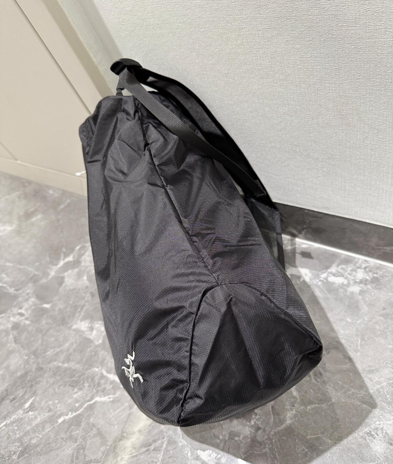 ARC'TERYX  HELIAD 12L 多機能純色 ナイロン ショルダーバッグ斜めショルダーバッグハンドバッグ 男女兼用 ブラック 黒