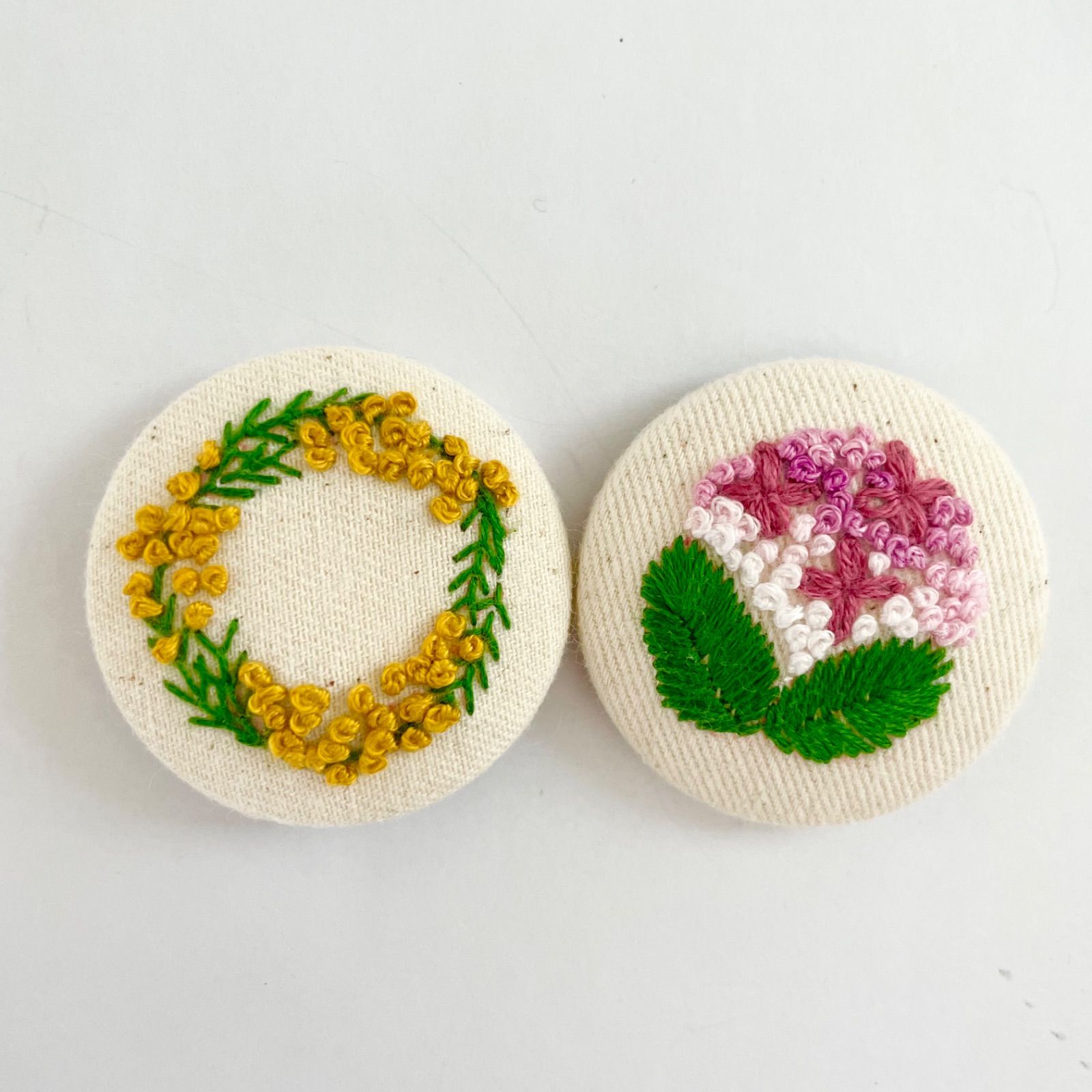 handmade刺繍くるみボタン マグネット仕立て✤ミモザのリース⚘⚘⚘ 刺繍くるみボタン『ミモザ』 - メルカリ