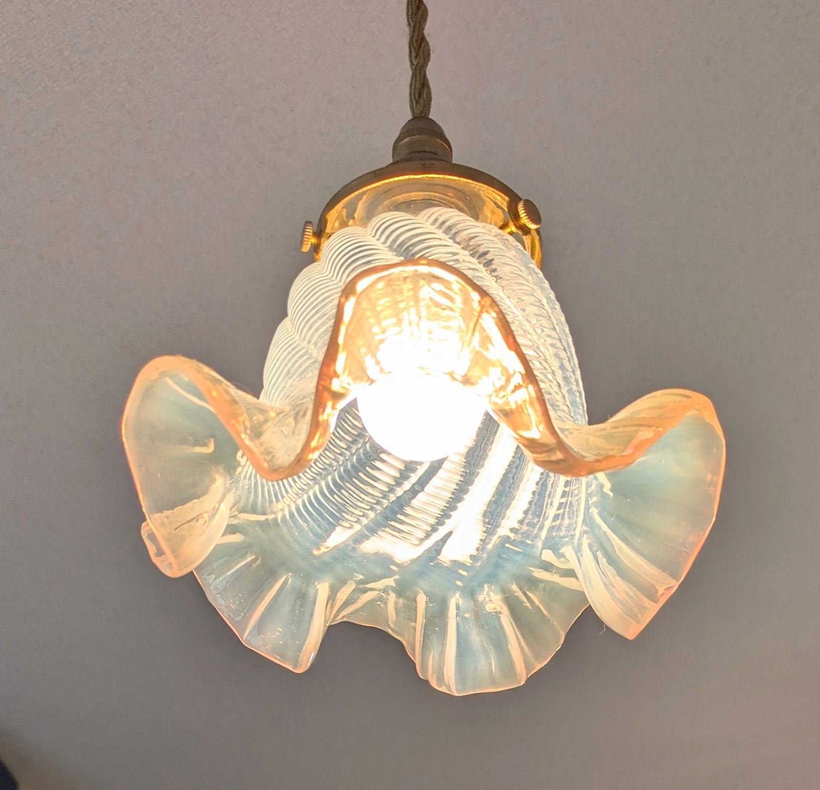 「売約済」フランスアンティーク オパールセントシェード  (シェードのみ) アメリカ〉1940〜60年 オパールセントのアンティークランプ