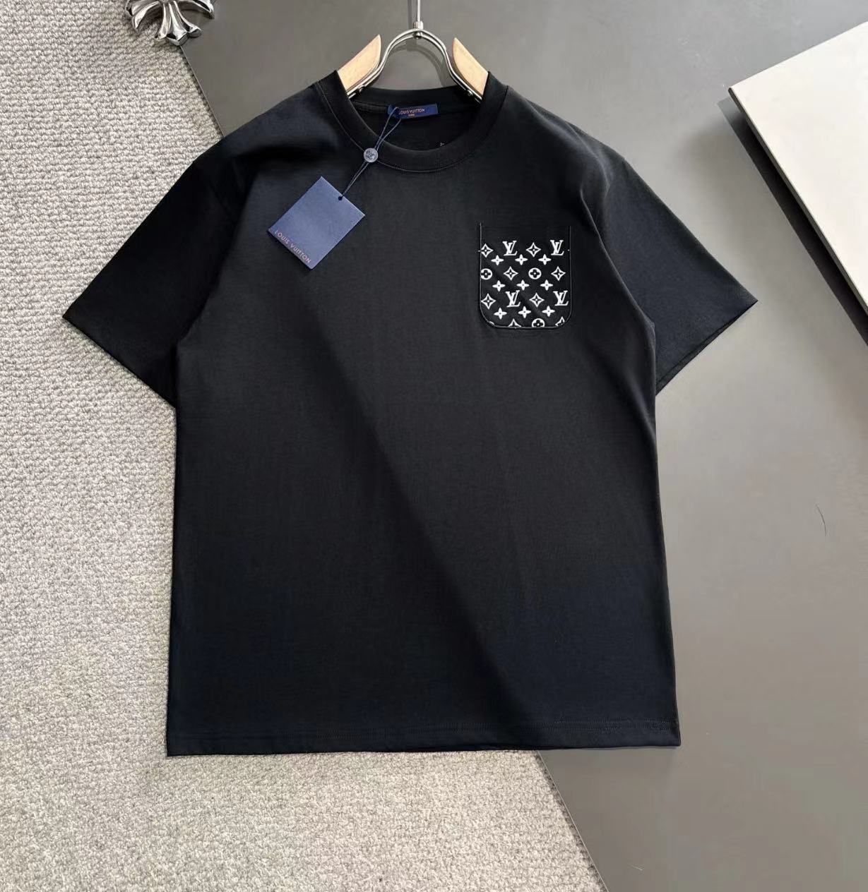 LOUIS VUITTON 老花シートファスナーポケット付き丸首半袖Tシャツ