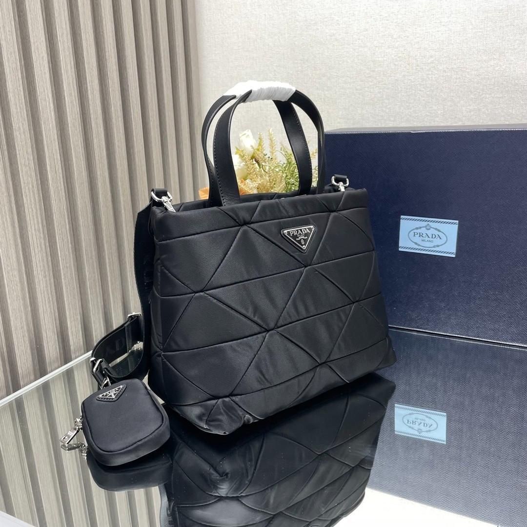 ◆完売前に◆【PRADA】ラージ パデッド Re-Nylon バッグ ブラック ラージ パデッド Re-Nylon バッグ | PRADA