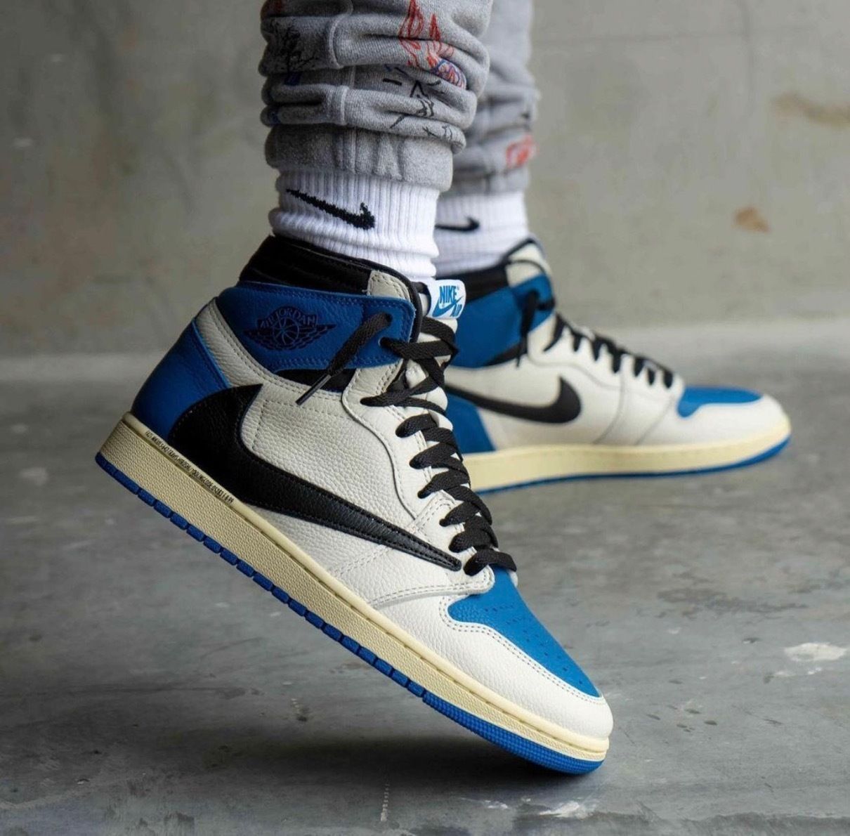 TRAVIS SCOTT × FRAGMENT DESIGN × NIKE AIR JORDAN 1 RETRO HIGH OG SP "MILITARY BLUE" SAIL/BLACK-MILITARY BLUE-SHY PINK