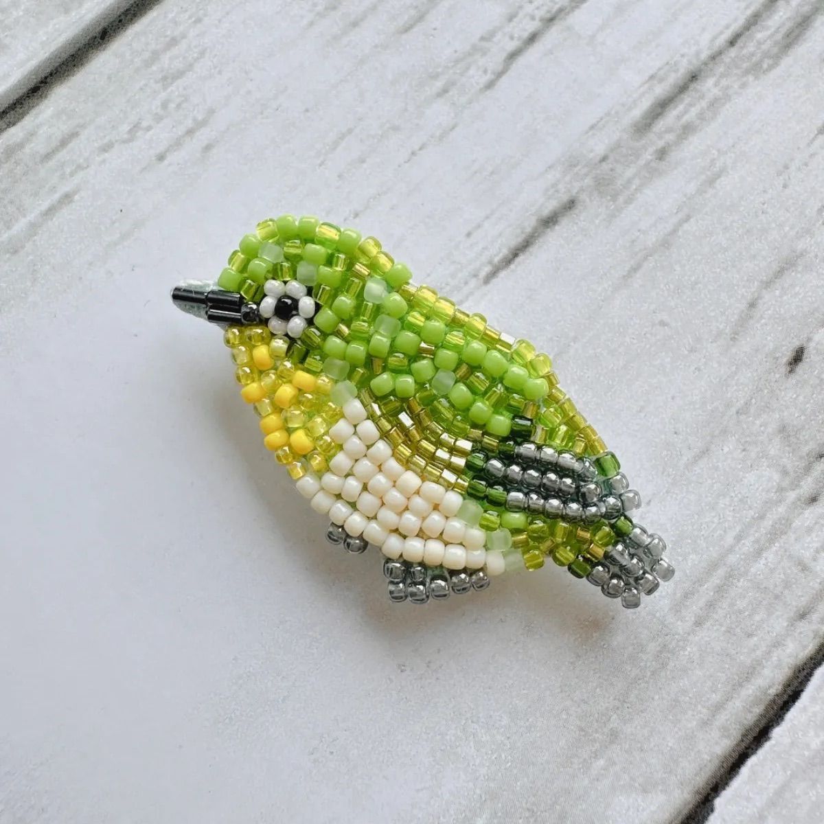 手刺繍ブローチ 鳥 メジロ メジロの刺繍ブローチ | koto_seisakusho