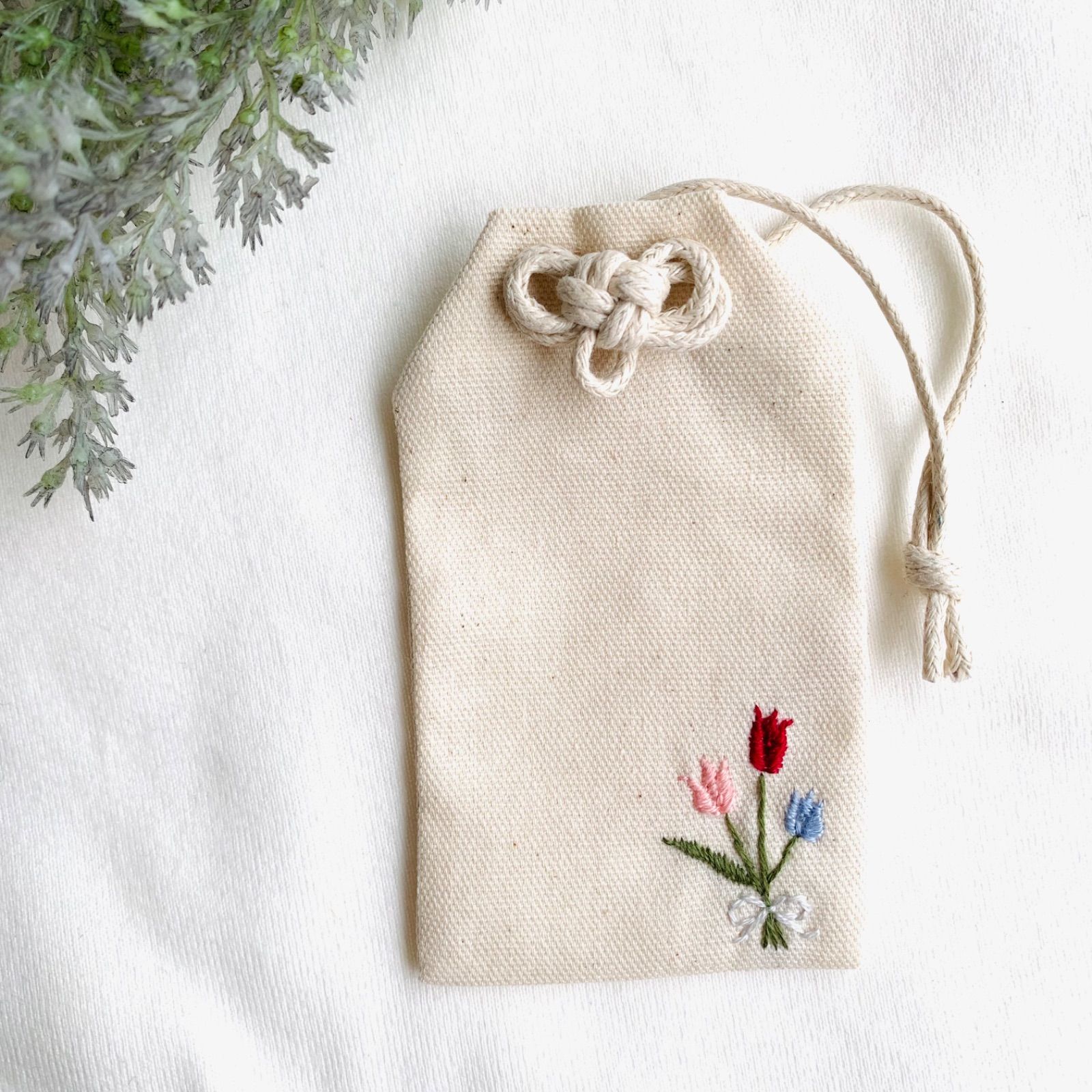 手刺繍 チューリップの花束のお守り袋 御守り袋 ハンドメイド - メルカリ