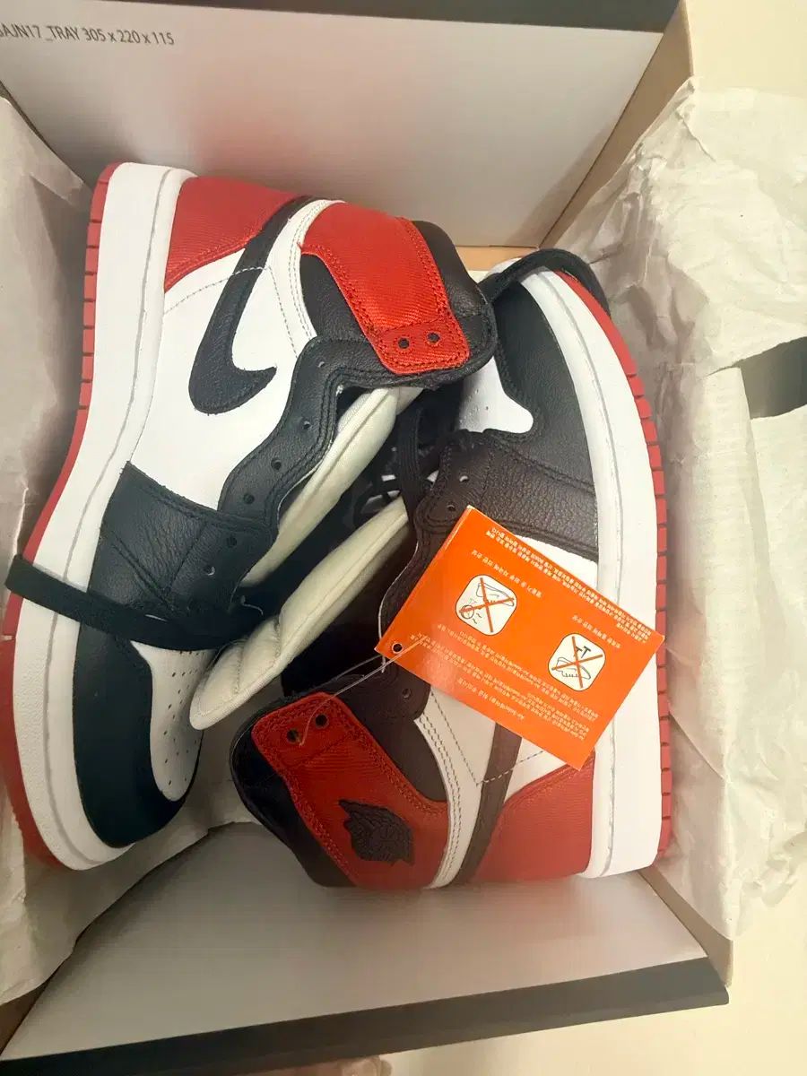 ナイキ エア ジョーダン 1 ハイ サテン ブラックトゥー 250