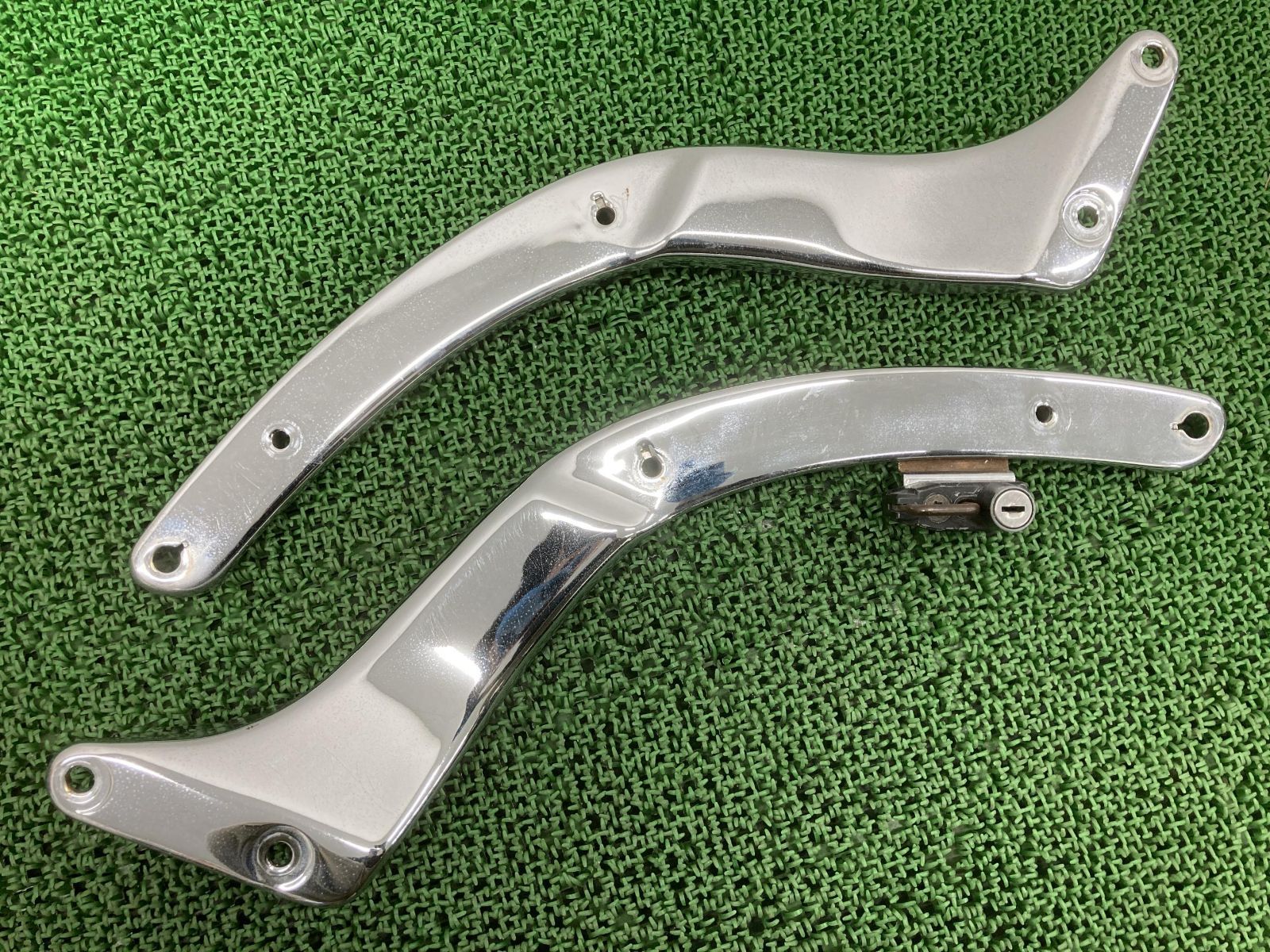 ドラッグスター400 リアフェンダーステー 左右 4TR VH01J ヤマハ 純正 中古 バイク 部品 VH01J 4TR XVS400 曲がり無し 品薄 希少品