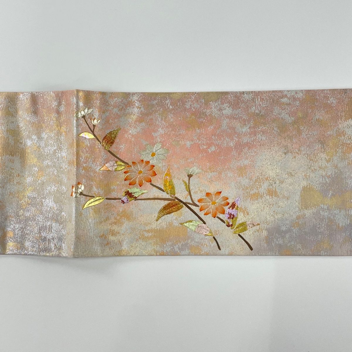 【名古屋帯】縮緬 金彩 花に尾長鳥模様　正絹　カジュアル　優美　 アンティーク 名古屋帯 美品 優品 草花 鳥 金銀彩 箔 ピンクベージュ 正絹