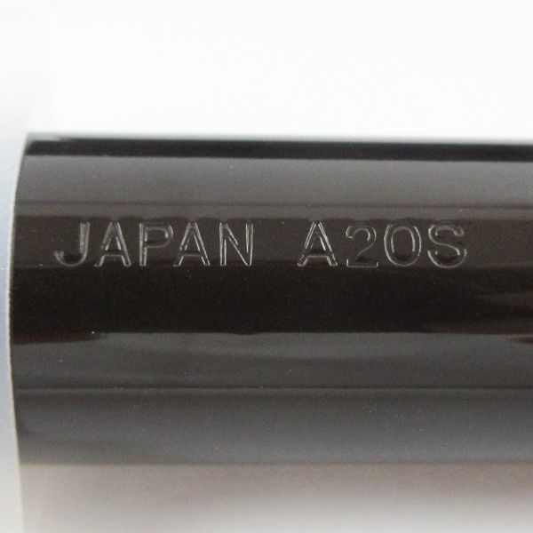 トム