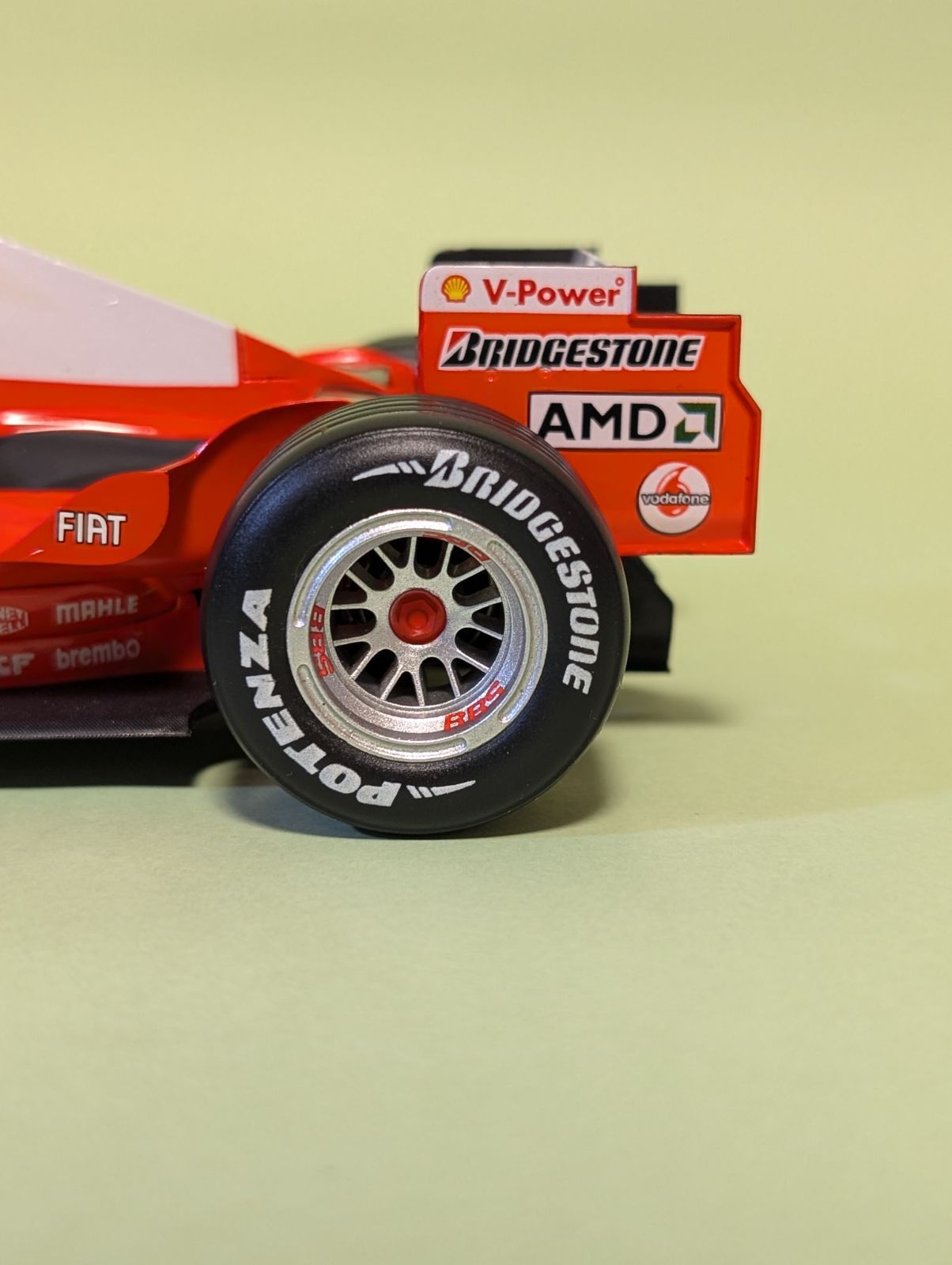 苦戦の1年…1/18 マテルフェラーリF2005 シューマッハ - メルカリ