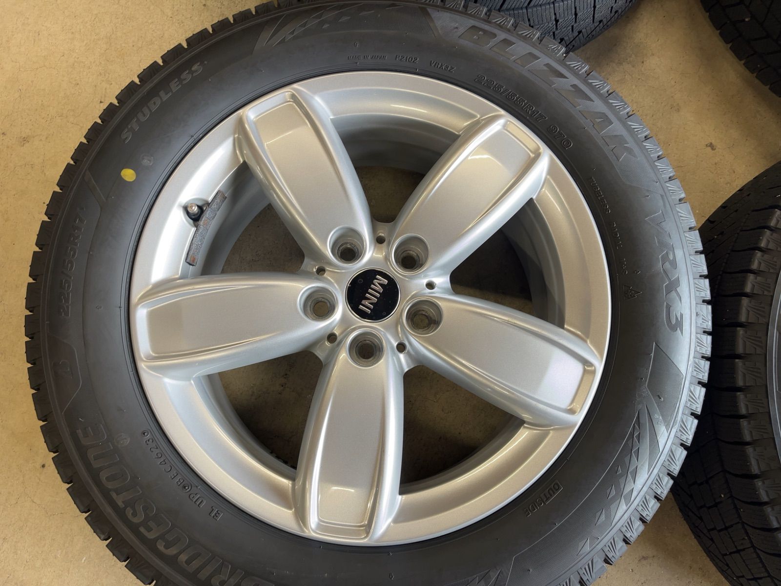 【全品送料無料】 MINI F60 クロスオーバー 純正品 BS VRX3 製 冬用 17インチ 4本セット