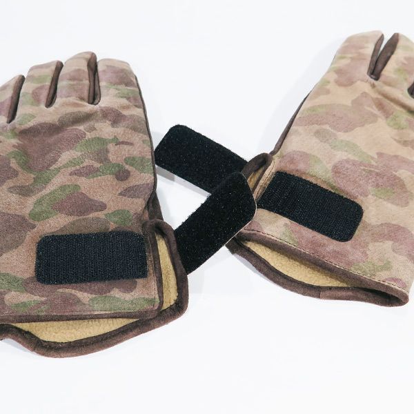 A BATHING APE® 迷彩手袋 A BATHING APE（アベイシングエイプ）の「1ST CAMO GLOVES（手袋