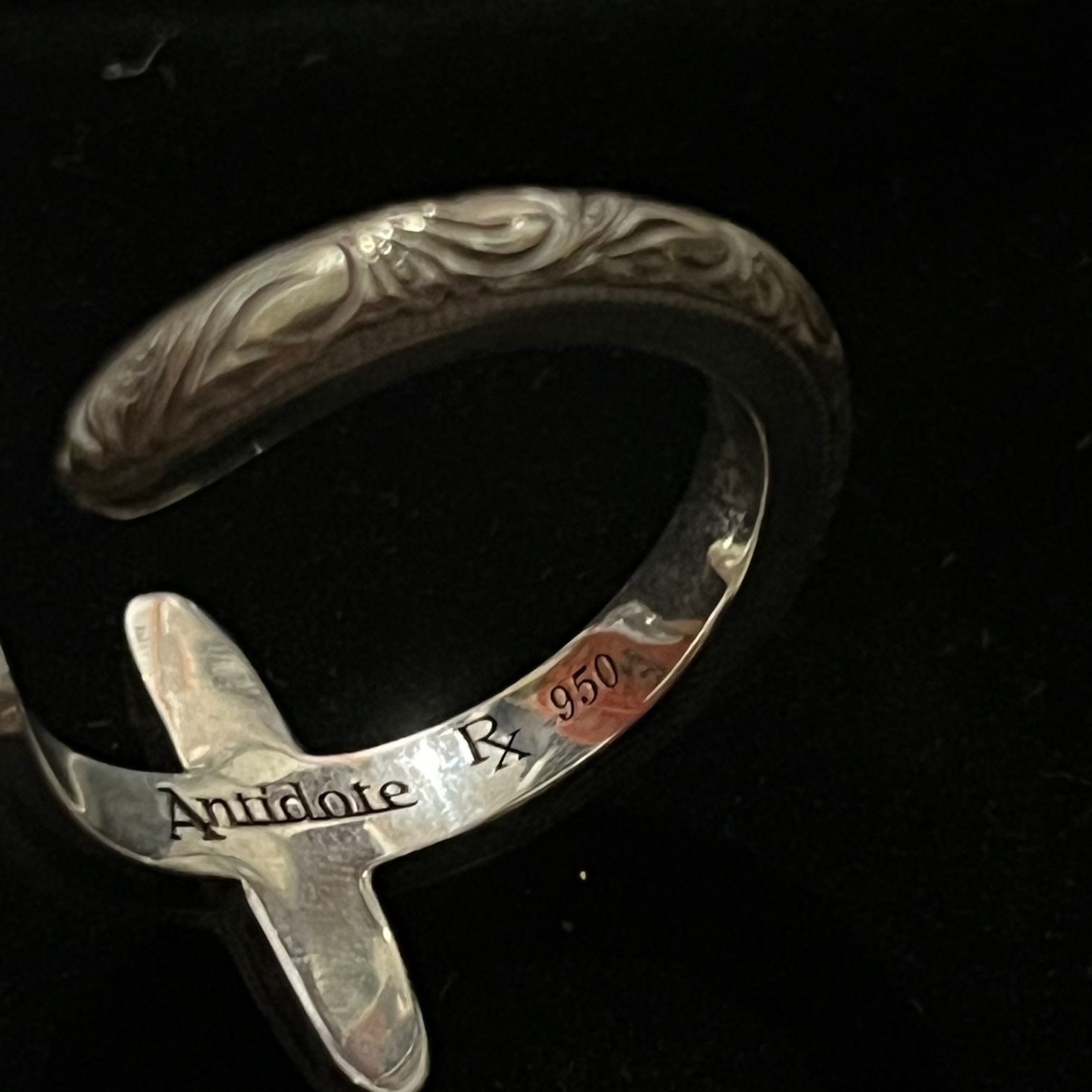 アンチドートバイヤーズクラブ Engraved Cross Ring ANTIDOTE BUYERS CLUB (アンチドートバイヤーズクラブ) Engraved