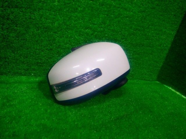 右ドアミラー